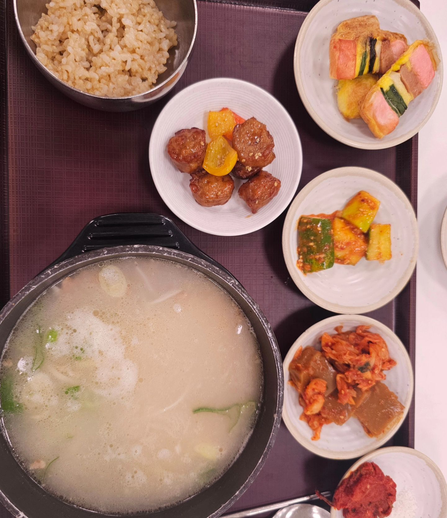 일주일 아침밥 챙겨먹기 챌린지
아침밥을 쌀로 된 밥상을 차려먹는게 많은 노력과 시간이 필요했던 챌린지였다
원래도 밥 대신 간식과 빵으로 사는 사람이어서.. 심지어 몽골 여행 중 챌린지 기간이 겹쳐서 더더욱 힘들었지만 (심지어 기내식으로도 밥 먹음) 그래도 역시 한국인은 밥심! 좋은 챌린지였다
#모두의아침밥챌린지 #농림축산식품부 #농림수산식품교육문화정보원