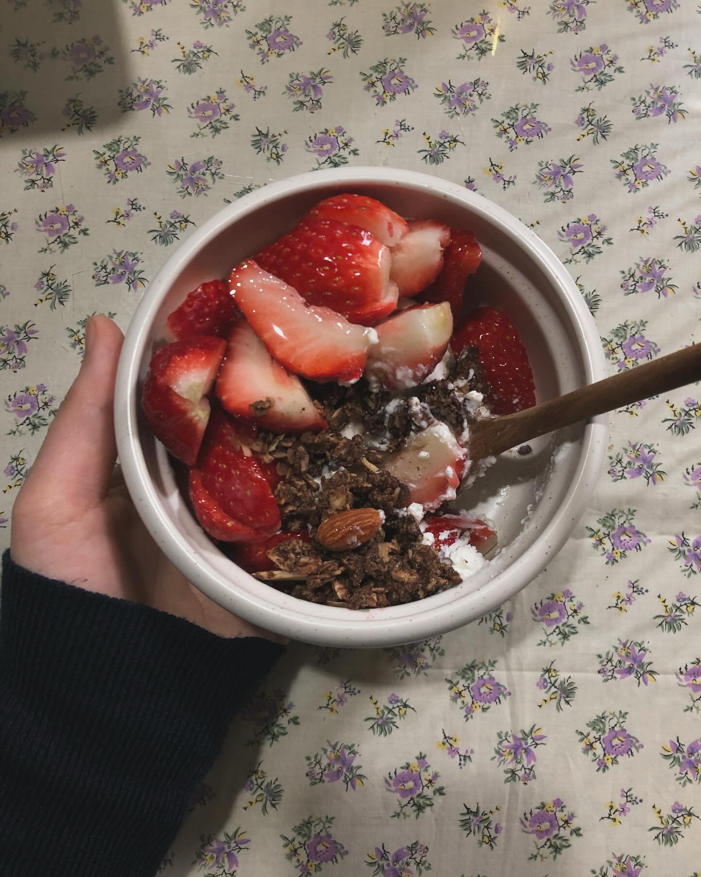 며칠 전부터 계속 생각나던 딸기 가득가득한 그릭 요거트🍓
