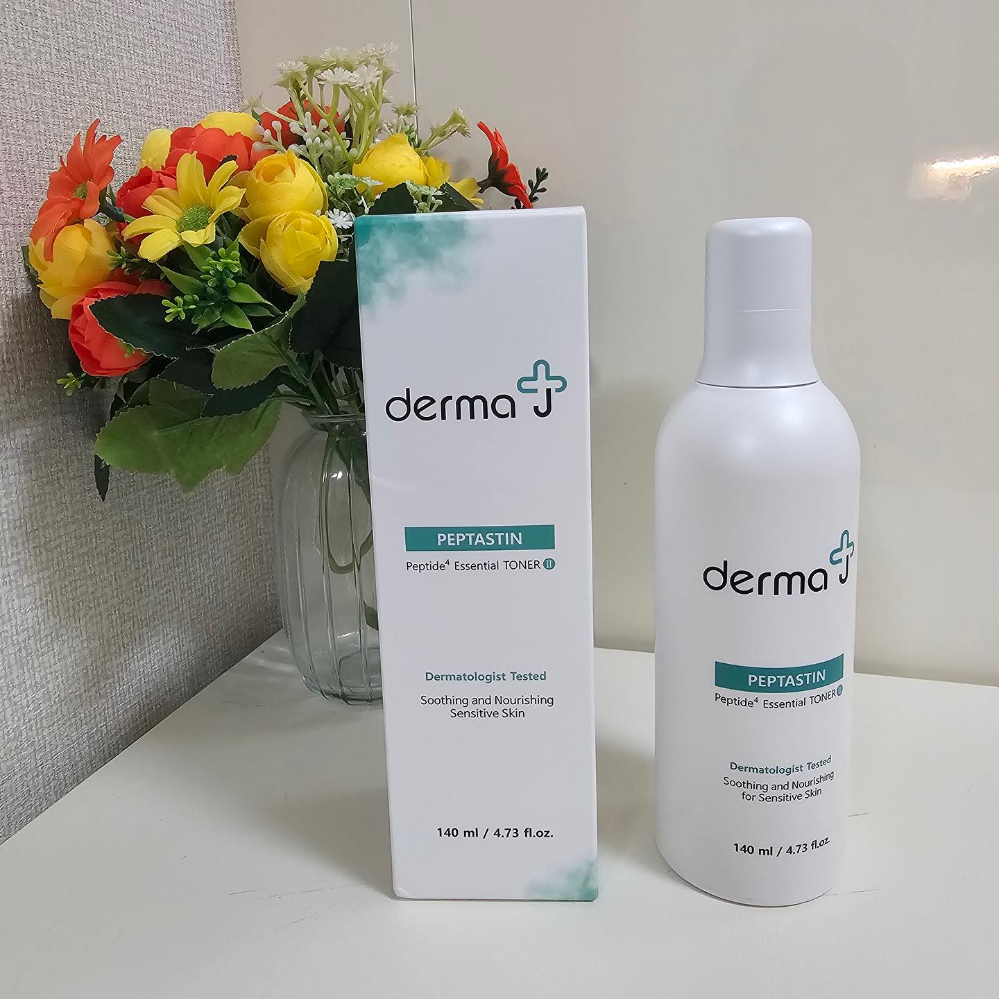 #협찬 derma_j_ 루이프 찐 사용 후기! 일단 피부 컨디션이 정말 안좋은 날 사용을 했어요
화장솜에 토너를 적당량 적신 후 얼굴에 5분간 얹어준 후 가볍게 닦아내줬는데요
피부 각질을 부드럽게 녹여내 제거하기 좋았구요 피부를 진정시키고 수분을 충분히 보충해줘
속부터 탄탄한 보습력을 느낄 수 있었고
메이크업 전에 사용하기 이것보다 좋은 제품 저는 여태 못만나봤어요!

특히 피부과병원에서 피부 시술 후 민감해진 피부에 사용할 만큼 
피부자극테스트 완료 자극 0% 시험결과를 보유하고있구요
레이어링해서 탄탄하게 올려주면 에센스나 크림 못지 않은 수분감을 느낄 수 있더라구요
트러블이 잦은 제 피부에도 안심하고 사용할 수 있는 더마제이 펩타스틴 토너!
나 이제 너 못잃어~~~~~~

#순한토너#저자극약산성토너#펩타이드토너#미백토너#재생토너#주름개선#민감성#피부진정
#민감성피부#토너추천#약산성토너#스킨토너#병원토너#저자극#더마제이