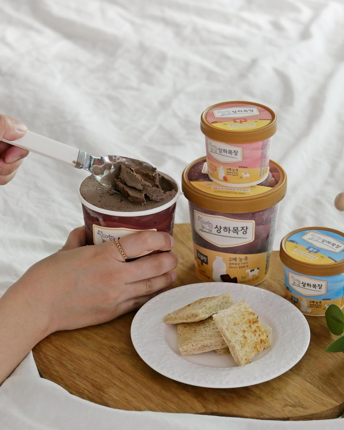 #협찬 이지만, 그 전부터 우리가족이 좋아하는 아이스크림🍦
상하목장 2배 농축 우유로 만든 상하목장 아이스크림 소개해요!
탈지분유를 사용하지 않고 우유로 만들어 진하고 깔끔한 맛! 한 번 맛보면 못 잃어,,,,

특히 상하목장 아이스크림 초콜릿은 가나산 빈 100% 카카오매스를 넣은 리얼 생 초콜릿 아이스크림인데요. 🍫
다크 초콜릿 베이스의 깊은 풍미와 부드러운 초코칩 덕분에 식감까지 너무 맛있어요! 낮은 공기 함량 덕분에 쫀-득한 식감까지 너무 완벽한 아이스크림이랍니다😁🫶🏻

우리 여니도 좋아하지만, 엄마와 아빠도 좋아하는 디저트인 상하목장 아이스크림! 한 번 맛 보면, 계속 상하목장 하게 된다규요! 꼭 드셔보세요! 🍦🍫🤎🤎

 #상하목장 #상하목장아이스크림 #초콜릿아이스크림 #아이스크림추천 #홈카페 #일상 #아이스크림 #디저트 #신상