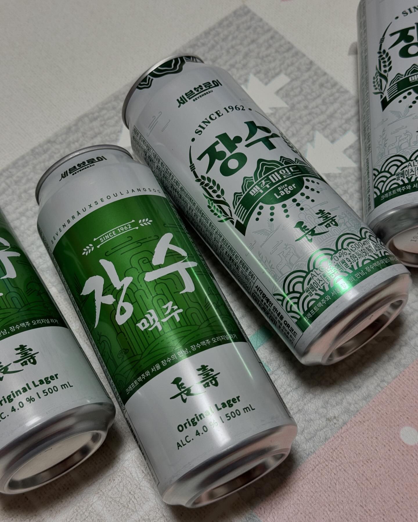 #세븐브로이 #장수맥주 #장수맥주마일드 #편의점맥주 #술스타그램

등산 후에 마시는 술은 생명수같은 존재🥺
등산 후 막걸리도 먹고 싶고 맥주도 먹고 싶은데 고민될 때는 장수맥주가 있어요!!🍺🍺🍺

청량한 맥주 맛을 즐기고 싶다면 장수맥주 9: 장수막걸리 1 비율로 타서 마실 수도 있고 부드러운 막걸리 맛을 더 좋아하면 장수맥주 1: 장수막걸리 9 비율로 타서 마셔보세영!!!

오리지널라거/ 라이스라거 두가지 스타일 취향대로 마실 수 있다눙 😎