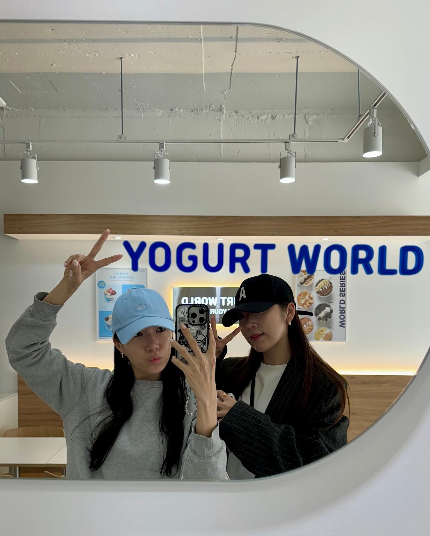 #협찬 yogurtworld_sujin 
이제 날이 따뜻하니까 점심먹고 아이스크림이 생각나서
성남 수진역에 있는 요거트 월드에 호다닥 다녀왔어요🍦
요거트 아이스크림에 다양한 토핑을 추가해서 먹을 수 있는데
매장도 깔끔하고 음료 종류도 많아 가게에서 먹어도 좋겠지만
저는 다양한 메뉴 중 로투스 월드를 선택해서 포장해왔어요!
상콤한 요거트 아이스크림에 <로투스드리즐+로투스크럼+
로투스쿠키+콘후레이크+그릭요거트콘플레이크>가 토핑으로-
완전 꿀맛 조합에 너무 맛있더라구요~ 다른 맛도 궁금해요 :)

#성남요거트아이스크림 #모란요거트아이스크림 #수진역디저트맛집 #성남동카페 #수진역그릭요거트 #성남요거트월드 #요거트월드 #요거트아이스크림 #그릭요거트 #생과일아이스크림 #요거트프랜차이즈 #딸기아이스크림 #딸기디저트 #디저트맛집 #디저트카페 #신메뉴 #딸기폭탄 #yogurt #greek #yogurtworld #광고 #제품협찬 #광고모델 #제품광고 #일상 #맞팔 #좋반 #좋아요 #인기게시물