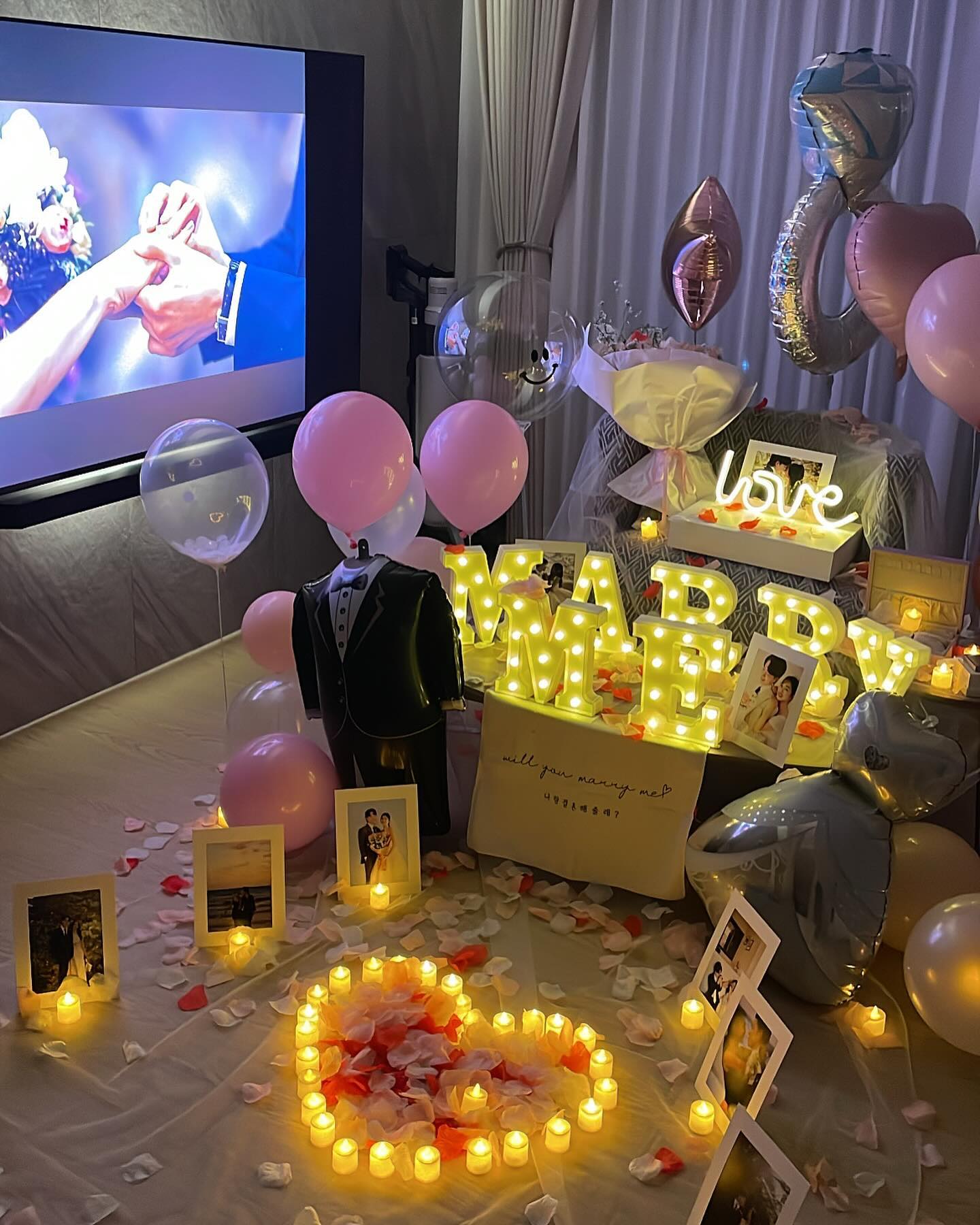 💍Wedding-25

여러부운~~🫶
저 프로포즈 받았어요ㅎㅎㅎ

장거리부부에 주말부부를 선택한 우리!
그렇기 때문에 신혼집 입주를 하고 저는 처음으로 방문을 했는데
제가 내려오는동안 오빠가 이쁘게 꾸며놨더라구요ㅎㅎ

사실 미리 눈치를 채는 바람에ㅋㅋㅋㅋ 오빠를 조금 힘들게했지만
직접 받아보니 우리 오빠가 이렇게나 이쁘게?!!!!하고
전 계속 업체쓴거아니야??정말???했다니까요?!!🥹

너무너무 고맙구 앞으로도 이쁘게 사랑하쟈❤️

#결혼 #결혼준비 #프로포즈 #프로포즈이벤트 #프로포즈받은날 
#wedding #propose #사랑해 #❤️