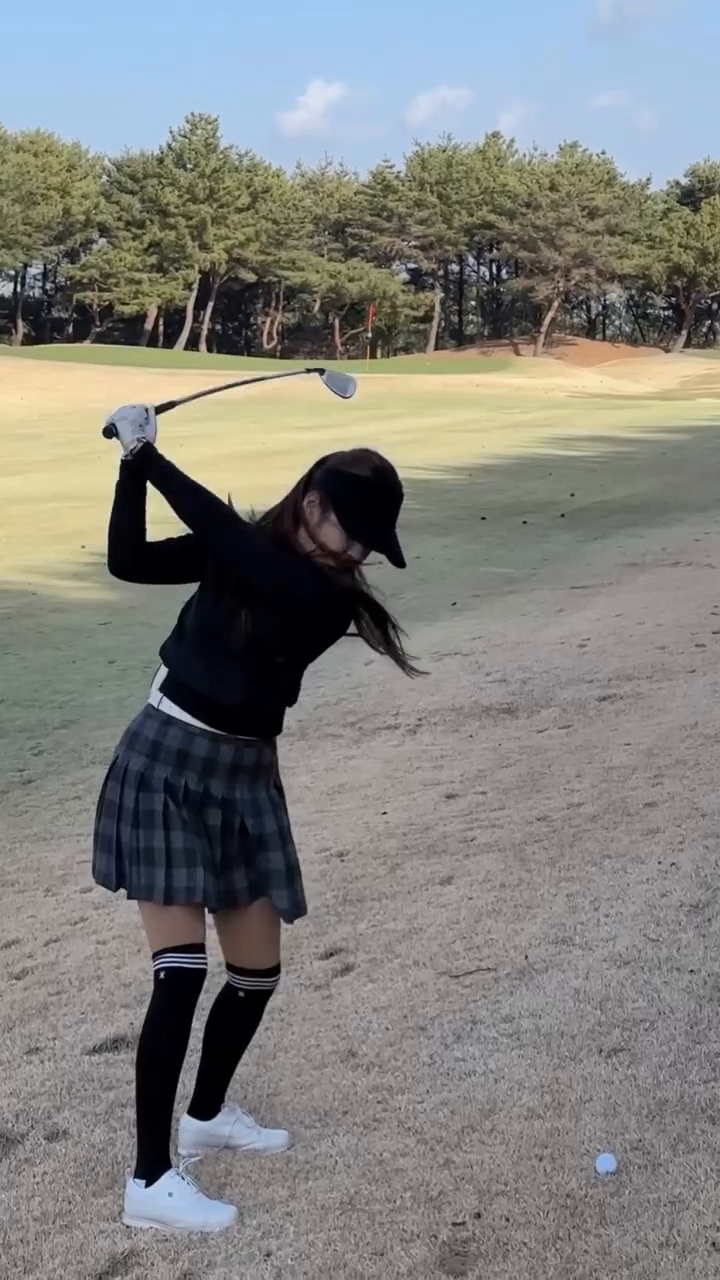 언니가 예쁘게 찍어준 서드샷🏌🏻‍♀️
에이밍부터 모든게 다 아주 엉망이지만🐰🐰
그립ㄸㅏ..3월이면 공 치러 나가조?

연말이라 친구들 만나 놀다보니 12월은 다 갔구
보드타면서 두달만 버티면 되까...
해외로 골프여행두 가고싶구 해앵~~~~😞

.

.

.

.

.

#골린이#성장일기#골프그램#골프스윙#어프로치#골프룩#필드룩#골프웨어추천#골프웨어코디#골프패션#골프치는여자#김은선챌린지#골프릴스#골프소통#부산골프#부산골프레슨