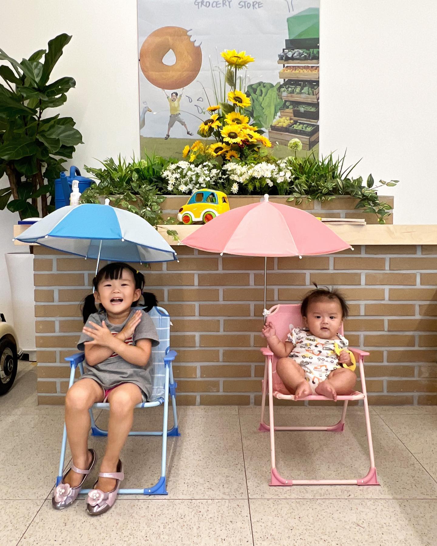 우아남매 할머니쪽 왕할머니 뵈러만갔었던 #서산
처음가본📍 #서산본딩마켓 🌱⛅️📍
☑️아이들가기 좋게 놀것들 있음
☑️키카수준은 아니지만 아이들 놀거리 있어서 좋음
☑️내부에 다른 간식거리 판매 (대부분 코*트*제품)
☑️외부에 자리도 날씨좋은날 앉기 좋음

유난히 하늘이 맑구나⛅️🤍
서아 서우가 서산왕할머니를 기억하기를-
앨범에 고이간직해서 알려줘려겠다👵