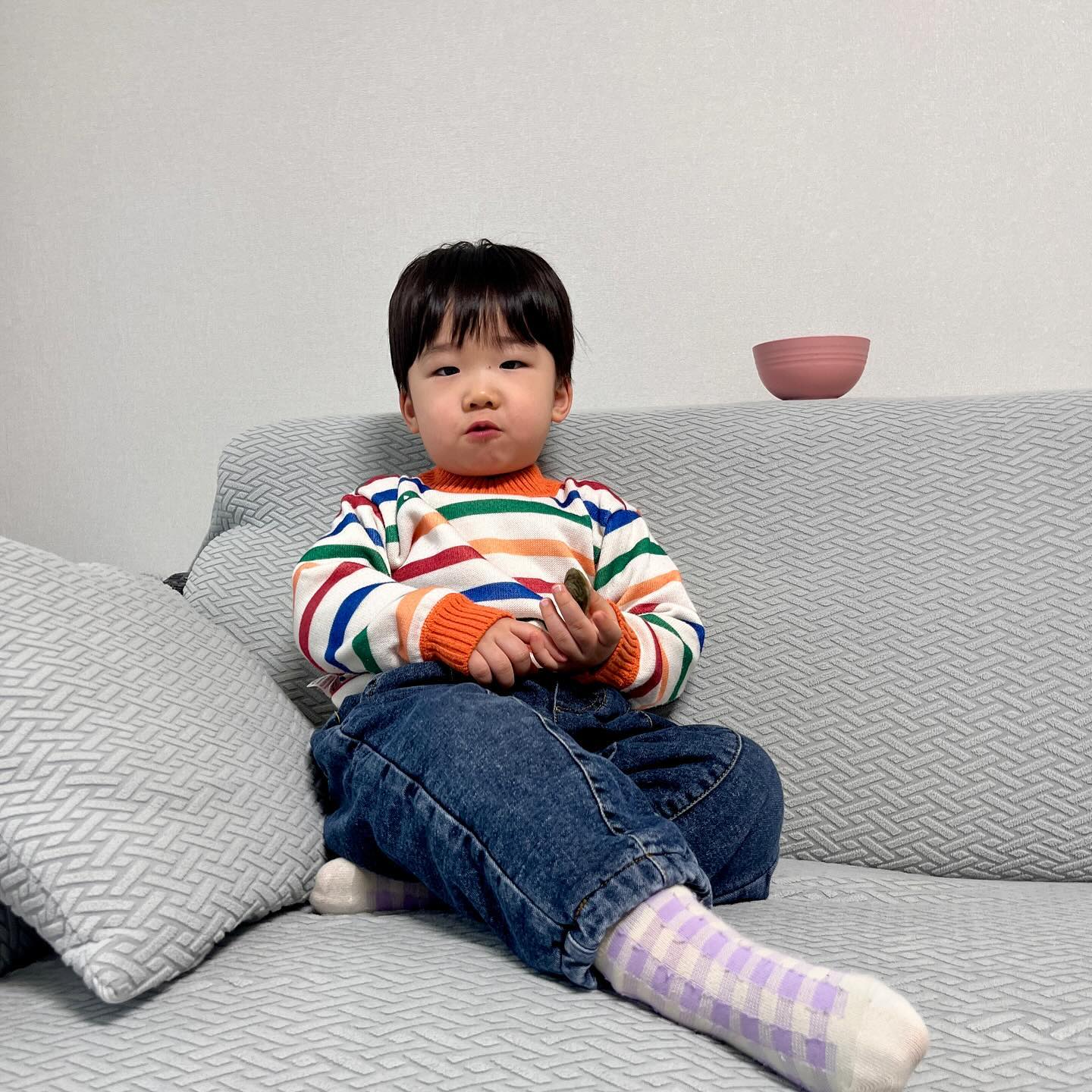 아침부터 부랴부랴 바쁜 엄마와 달리
소파에서 아주 편안하게 
수제떡뻥먹는 아가들 

#더바른오색떡국떡 #쵝오👍