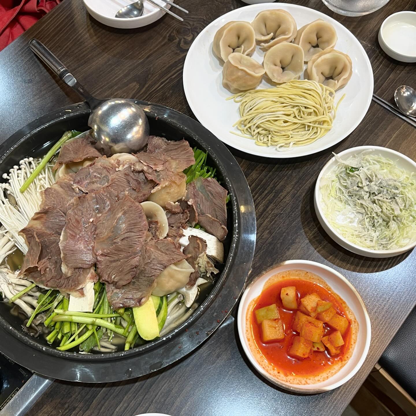 하남 코스트코 가기전에 저녁식사하러 들린
하남 가성비 전골맛집 🥟만두집

가격이면 가격
맛이면 맛
양이면 양
두루두루 모두 만족할만한 곳인데 ㅎㅎ
너어무~~ 마시써😋

#하남만두집 #하남만두집 #하남맛집👍 #하남미사맛집 #만두전골 #만두전골맛집 #만두전골🥘 #찐맛집 #하남밥맛집 #여행인플루언서민팅이