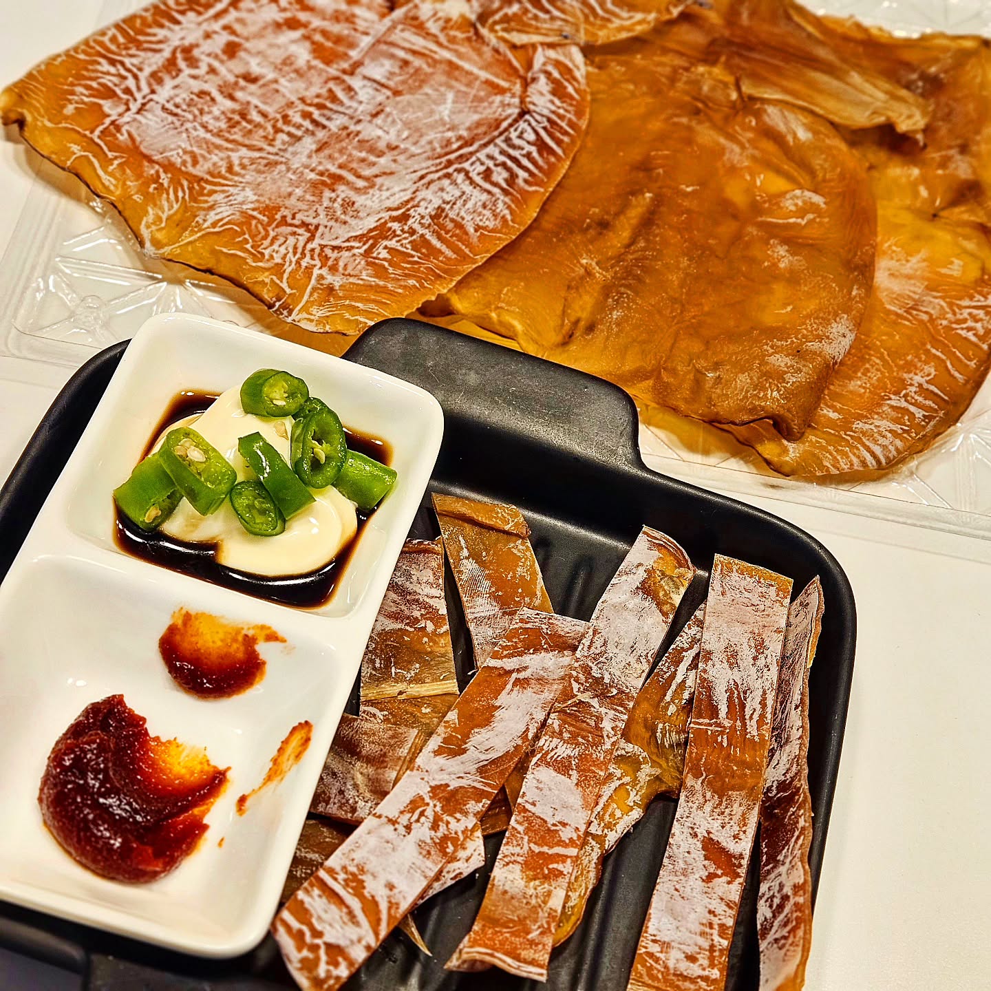 #협찬 씹을수록 구수한 맛에 감칠맛이 최고라
안주로 좋은 마른 오징어🦑

껍질이 제거되어 있어서 
씹을 수록 부드러운 식감이 대박이에요✨️

깔끔한 포장 패키지로 와서
선물용으로도 좋고
별다른 조리 없이 간편하게 소스에 찍어 먹거나 
가스불에 살짝 구워서 맛있게 먹으면 돼요💓

고소한맛으로 먹는 최고의 마른안주는
건어물오빠에서🦑

dry__f.oppa_official

#건오징어 #마른오징어 #건조오징어 #오징어 #배오징어 #말린오징어 #건오징어요리 #건어물 #몸통오징어 #마른오징어몸통 #건어물오빠
#마른안주 #안주 #안주추천