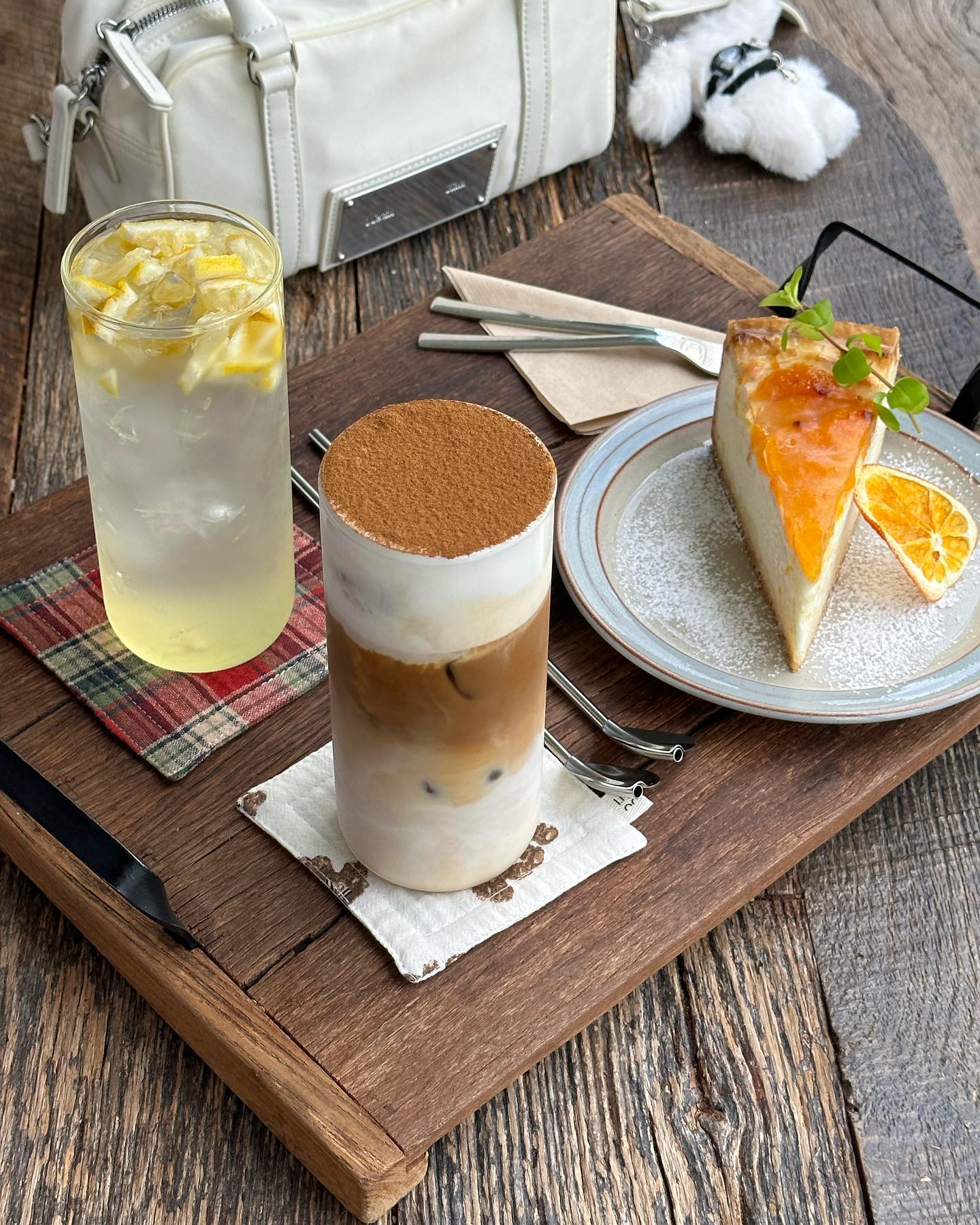 매장에서 직접 만드는 수제케이크 맛집 “부록하우스”#협찬 
➿
천안 불당동 앙즈로조리원 사거리 행단보도 앞에 위치한 카페
독일식 수제 케이크와 디저트를 직접 매장에서 만들고 디엠 혹은 매장에 직접 문의 하면 케이크 레터링 예약 가능🙌🏻
➿
⏰영업시간 11:00 ~ 23:00
➿
📍위치
충남 천안시 서북구 불당31길 34 1층 103호
➿
ꯁ자세한 사항은 프로필 링크로 확인해주세요ꯁ