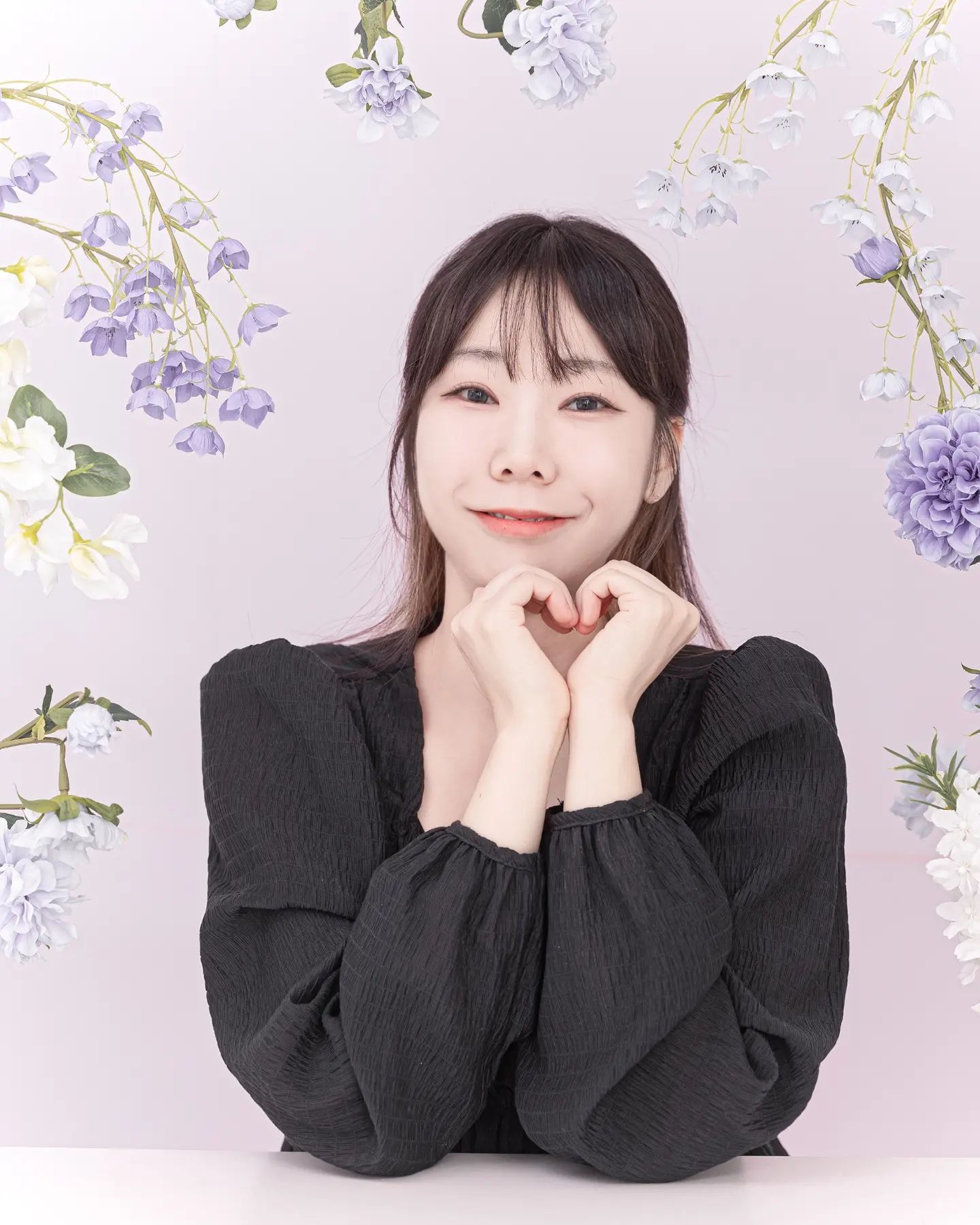 #협찬 #대구프로필사진잘찍는곳 가서 신나게 사진찍히고 마음에 드는 컷을 소장해왔어요~!!

개성을 담아 주는 곳이라 더욱 마음에 들었는데요.
"평소에 어떤 분이신가요?"하고 질문 주시는 거에 답하다보니 자연스럽게 평소에 많이 나오는 표정이 뿅~! 나오더라고요.

촬영해주시는 포토그래퍼분이 포징을 잡아주시고 바로 앞에 큰 거울이 있어서 틈틈이 모습을 체크하고 프로필을 찍을 수 있다는 것도 큰 장점인 곳이에요. 

너무 빨리 지나가버린 23년도의 나를 남기기 좋은 스폿라이트 동성로점_ 꽃 프레임 뿐만 아니라 다양한 컨셉샷을 남기기에도 딱이라 연인분들에게도 강력히 추추추천 합니다!

❣️위치- 대구 중구 삼덕동1가 15-1

#대구프로필사진 #대구프로필사진관 #대구프로필사진추천 #대구프로필사진스튜디오 #대구사진관 #대구사진잘찍는곳 #대구사진맛집