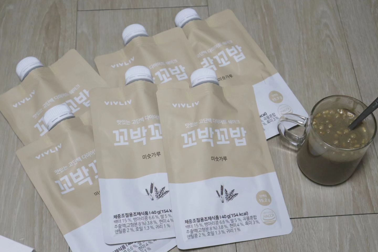#협찬

꾸준하게 아침을 챙겨 먹다 요즘 아침을 굶게 되더라구요.
다이어트 하려면 꾸준하게 챙겨먹어야 하는거 아시죠?
그래서 저는 요즘 아침대용으로 꾸준하게 챙겨먹고 있어요. 
우유나 두유, 아몬드 브리즈와 함께 먹으면 얼마나 맛있게요?
저는 저지방 두유와 함께 호로록 마셔주고 있어요.
휴대하기도 좋아서 챙겨 다니기도 편해서 헬스 후 마셔주기도 좋아요. 

✅ 꼬박꼬밥 초코 = 진한 초코우유 맛으로 초코쿠기가 씹혀요.
✅ 꼬박꼬밥 흑임자 = 고소한 맛으로 오트볼과 현미 후레이크가 씹혀요.
✅ 꼬박꼬밥 녹차 = 녹차 맛으로 녹차라떼의 맛이 생각나요.
✅ 꼬박꼬밥 단호박 = 달달하고 진한 단호박 맛으로 부드럽게 먹기 좋아요.
✅ 꼬박꼬밥 스윗콘 = 고소한 크런치 그래놀라로 콘프레이크가 씹혀요.
✅ 꼬박꼬밥 민트초코 = 시원한 민트와 초코의 조합으로 달달한 초코쿠키가 씹혀요.
✅ 꼬박꼬밥 미숫가루 = 19종의 국산 곡물로 바삭한 오트볼이 씹혀요.
✅ 꼬박꼬밥 밤 = 밤맛 아이스크림의 맛으로 커피 비스킷이 들어있어요.
✅ 꼬박꼬밥 고구마 = 국내산 고구마 분말로 고구마 라떼 맛으로 달콤함이 가득
✅ 꼬박꼬밥 쑥 = 국산 쑥의 풍미가 가득한 건강쉐이크로 할매 입맛 강추

✨이런 분들께 추천해요.✨
- 건강한 다이어트 식사를 원하시는 분
- 맛있게 단백질 섭취를 원하시는 분
- 칼로리 부담 없는 한끼를 원하시는 분 
- 굶거나 절식하는 다이어트를 하시는 분 
- 바쁜 아침, 간식 대용을 찾으시는 분 

#단백질쉐이크 #꼬박꼬밥 #다이어트 #다이어트식단 #다이어트쉐이크 #한끼쉐이크 #식사대용 #간편한끼 #간편한한끼식사