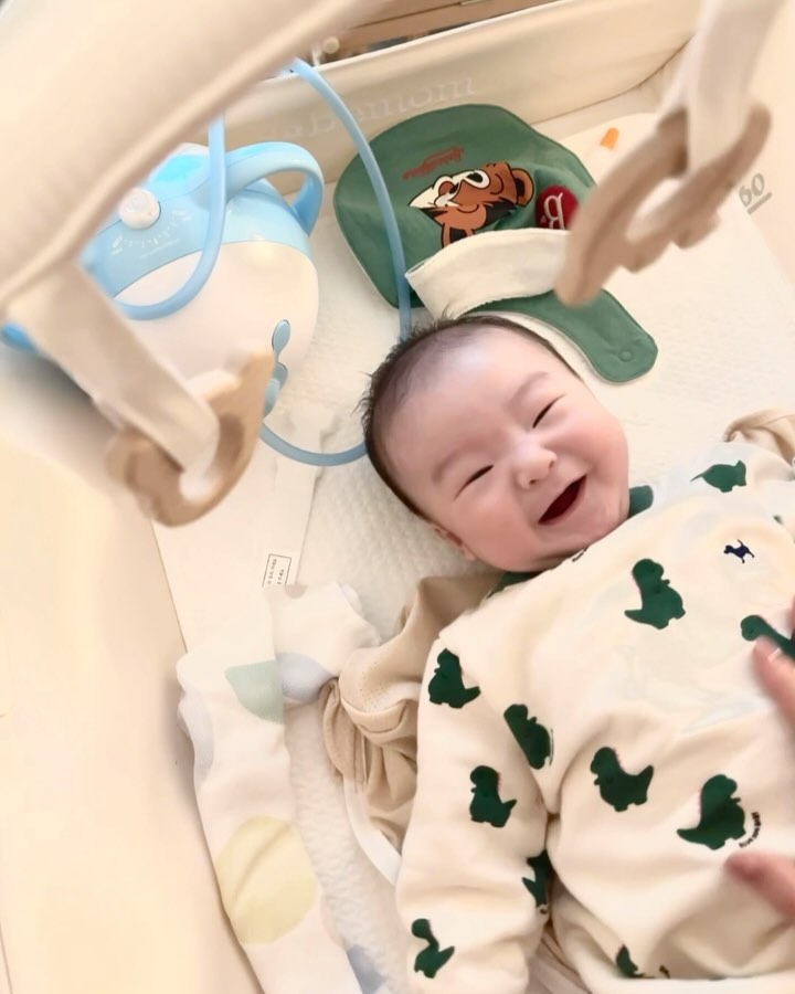 #깊은잠을못자는아기
조리원부터 코가 막혀서 
식염수+면봉으로 관리해줬는데도 
코도 종종 골고, 엎드려서만 푹자고, 
속역류도 심해서 식후 딸꾹질도 자주 했어요. 🥲

해결해주려고 열심히 찾아보다 
코때문일 수 있다고해서
최근부터 #노시부 로 코막힌걸 빼주니 
우연한 타이밍인지 7시간 통잠자고 
속역류도 완전 줄었어요🥹 👏

뭔가 이것때문에 그랬다면 
몰라준 엄마가 너무 미안하고 그러네요ㅠㅠ 맴찢
엄마가 몰랐어서 미안해 ㅠㅠ

그리고 용맹이가 다른 모빌들은 금방 질려하고
#소베맘기저귀교환대 모빌을 엄청 좋아하는데 왜그런걸까요..! 

#초보맘 #육아소통 #육아정보 #아들맘그램 #70일아기
