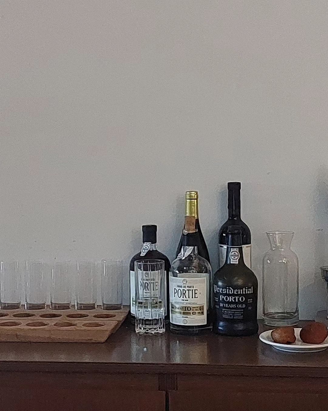 오며가며 유독 눈에 많이 들어왔던 #목리 
낮엔 카페, 밤엔 와인바

시집에 끼워진 메뉴에 뭔지 모를 몽글함이 느껴지고 얇은 잔안에 찰랑이는 와인에 기분이 좋아졌던 공간이에요

커피와 와인 모두 전문적으로 잘하는 곳이니 꼭 들려보시는걸 추천해요

#제주카페 #제주카페추천 #제주여행 #제주여행코스 #제주데이트 #제주소개팅장소 #연동맛집 #제주맛집 #제주술집 #제주와인바 #제주와인 #얼렁뚱땅미니