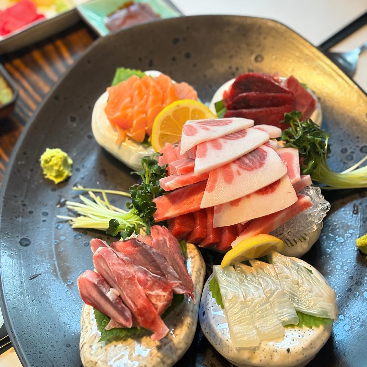 #세종 #사키

참치코스에 리필까지!?
그동안 먹었던 참치들과 맛이달라요🫢

부위별 깊고 신선한 맛과 푸짐한 곁들임까지
퀄리티가 좋아 제대로 먹고 왔답니다

세종 사키
📌세종 호려울로 19 스마트허브3 209호
☎️044-865-3777
📃저녁 사키로얄 1인 59,000