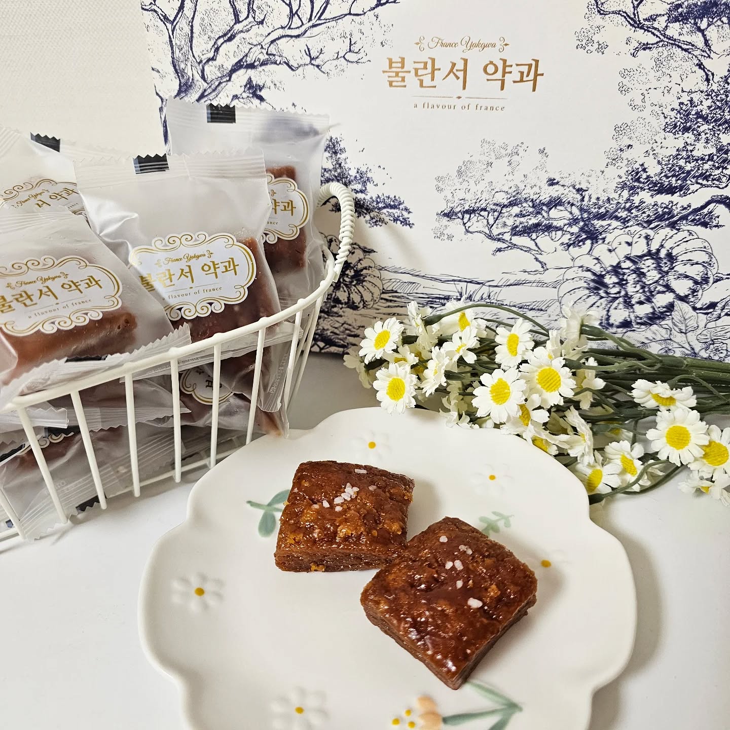 #협찬 #불란서약과

어서와 👋 소금약과는 처음이지?
france_salted_yakgwa 에서 선물로 보내주신!!!
후기는 필수 아니고 선물이라고 하셨지만,

이렇게 맛있는 약과 먹고서 후기 안쓸수가 없짜나? 
기존의 약과는 달달구리라고 하면🙈
불란서약과는 소금약과라 단짠의 정석이더라구욤!!!

달기만 한거 진짜 시러하는 1인이라 초콜렛도 잘안먹는데!
단짠이라 이건 두세개가 쭈욱 들어가더라구용🙂
아아나 우유랑 먹으면 더 찰떡이고욤🎶

개별포장 되어 있어 갖고 다니다가 당 떨어질때 먹으면 딱좋아❤️
글구 여기 포장이 오찌나 이쁘던지ㅠㅠㅠ
선물 받고서 너무 햄뽁햇짜나욤 🎁 사장님 센스 쩔어ㅓㅓㅓ

가족들이랑 나눠 먹고 주변에도 홍보 많이 했는데,
나중에 신제품 나오면 또 선물 보내주세요🤣
진짜 진짜 너무 맛있게 잘먹엇씁니다ㅏㅏㅏㅏㅏㅏㅏㅏ🤍

가볍게 주변에 선물할 일 있으면 네이버에 불란서약과
꼬옥 검색해보세용 🔎 

#약과맛집 #약과추천 #약과선물 #선물추천 #소금약과