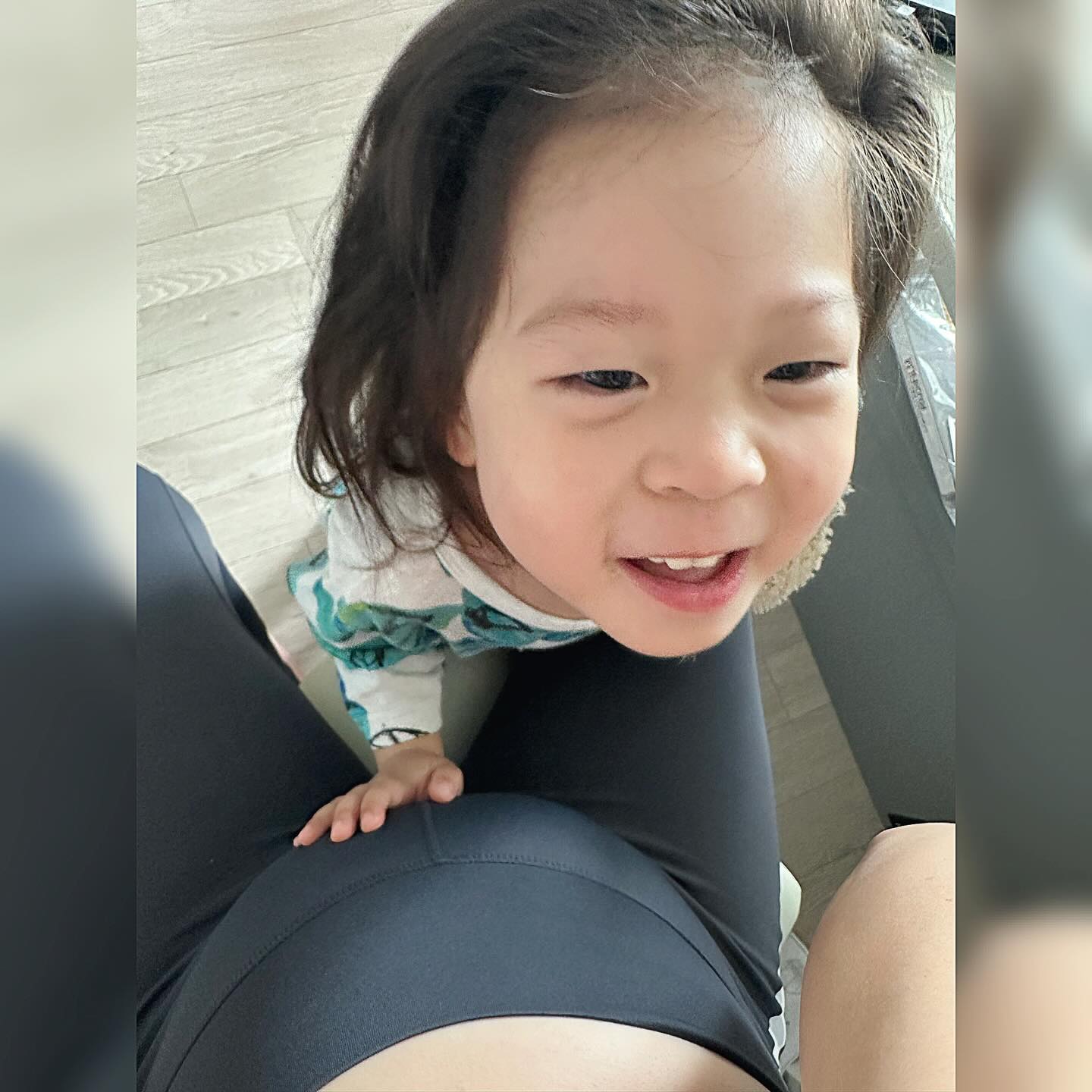 서아때 출산 예정일을 훌쩍 지나서도 안나와서 유도분만을 했었는데 고생 고생을 해서 18시간 진통 끝에 출산에 성공했었어요🥲

그나마 자연분만 성공했으니 다행이었지 안그랬음 고통 다 느끼고 시간은 시간대로 가고 제왕까지 할뻔했잖아요? ₍o̴̶̷᷄﹏o̴̶̷̥᷅₎ 

진짜 신기했던게 아기를 낳자마자 고통이 아예 없어서 완전 아무렇지 않았다는 점인데 제가 유연성이 떨어지다보니 둘째는 낳는 시간과 고통을 단축(?) 해보고자 5월부터 열심히 요가를 다니고 있답니당ㅎㅎ̆̎ㅎ̆̎

산전요가 다니면서 몸도 많이 유연하고 부드러워지는 것을 느끼니 성취감도 들고 기분도 좋네요🩷

첫째는 저와 신랑이 매일 기다리고 있었는데 둘째는 서아도 힘께 기다리고 있어서 그런지 시간도 빨리 가는것 같고 마음도 더 따뜻하네요!

동생 태어나면 분유도 주고 기저귀도 갈아주고 씻겨도 준다고 하면서 달똥이가 서아 먹는 것 먹고 싶어하거나 서아가 하는것 하고 싶어하면 어떡하지하고 걱정하기도 하는 모습을 보면서 나름 이야기를 잘 해주고는 있지만 애둘, 애셋, 그 이상 엄빠들 벌써부터 대단하게 느껴져요🥹✨

피드 사진은 6월 12일 이랍니당
운동 열심히해서 순산하고 싶어용💪🏻
.
.
.
.
.
.
.
.
.
.
.
.
.
.
.
.
.
.
.
.
.
.
.
.
.
.
.
.
#출산의지 #출산준비 #마음의준비 #임산부산전요가 #산전요가 #임산부요가 #운동스타그램 #요가 #나리문화센터 #둘째임신 #임산부그램 #용띠맘 #10월6일예정일 #두근두근 #행복한임산부 #파워E엄마