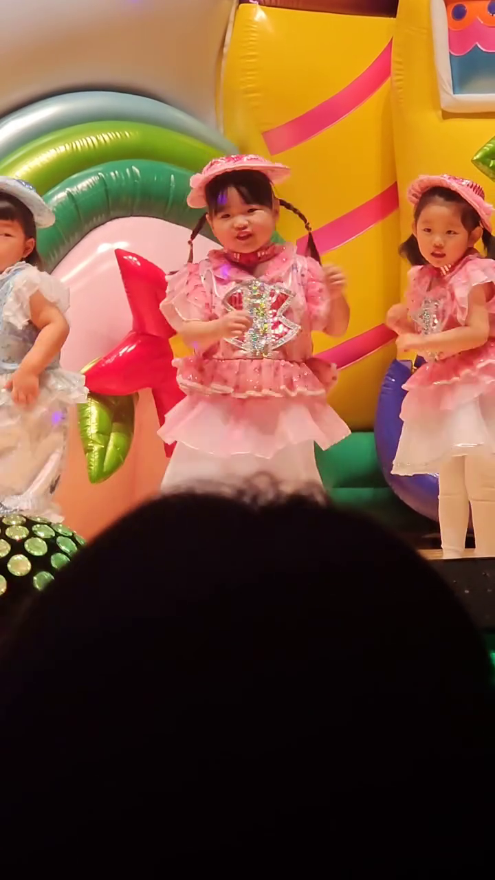 희영이의 궁뎅이는 정말 최고였다 😃😃
무슨일이니 ~~ 엄마보다 골반을 잘쓰네 ..?
앞으로 댄스쪽으로 나가야할듯 😘😘

#지중해키즈리더어린이집 #재롱잔치 #엉덩이미녀
#육아스타그램 #딸스타그램 #심희영 #1172일 
#일상 #소통 #좋반 #팔로우 #팔로우미
#맞팔 #맞좋 #일상 #좋아요꾹 #좋아요그램
#likefoefollow #lfl #fff #f4f #TBT
#follow4follow #like #likeforlikes #like4like