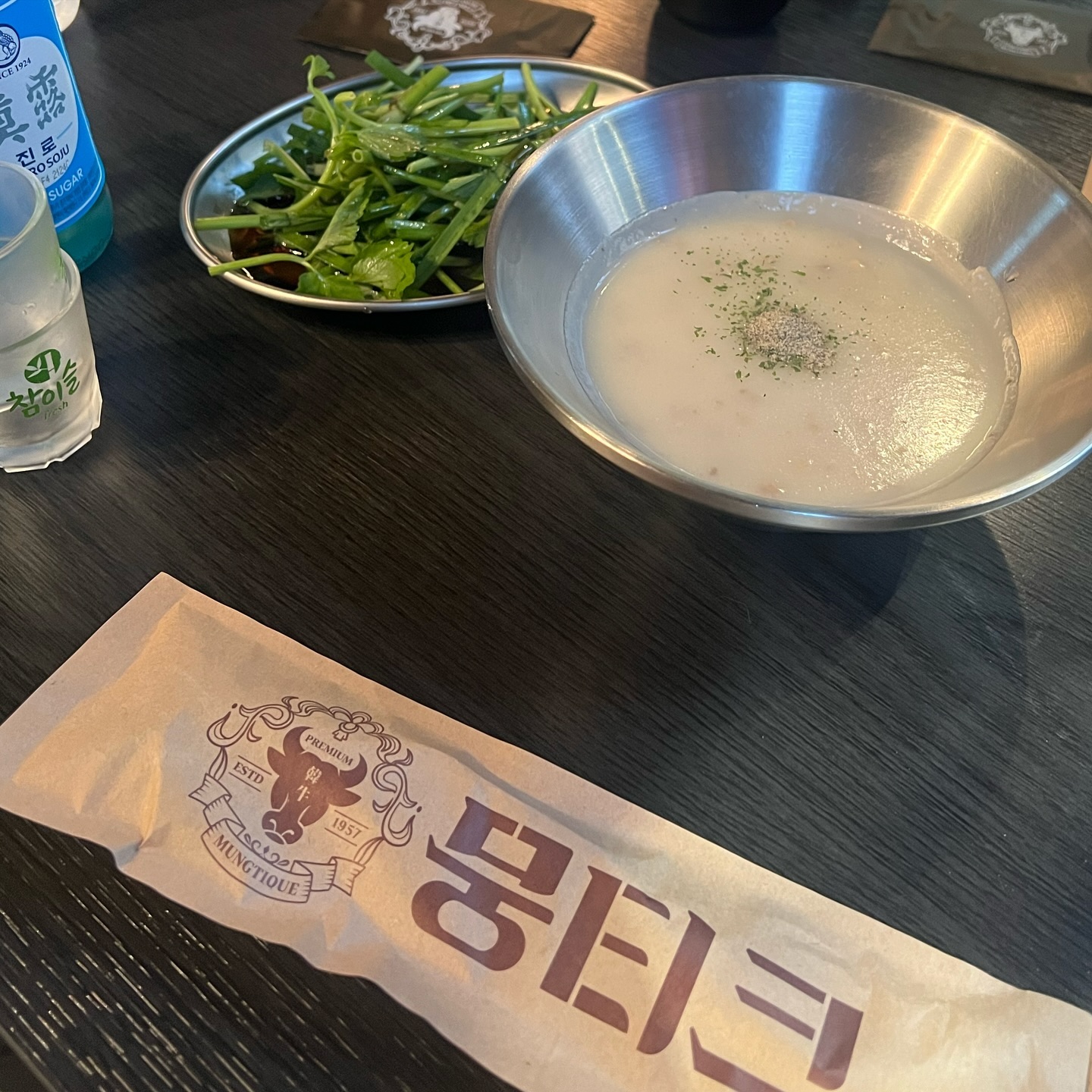 처음 먹어 본 차돌 육회와 차돌 사시미! #홍대뭉티크 
차돌 육회랑 차돌 사시미는 처음 먹어봤는데 사실 먹기전엔 느끼하고 기름질까봐 약간 걱정이었는데 먹어보자마자 걱정은 쓰잘데기없는짓이었단 걸 직감했던 단비언니😂

이런 술안주는 항상 최애의 음식이 되나 봐요😂 생각보다 기름지지 않았고 쫄깃하고 입안에서 살살 녹는 식감이여서 완전 호 였어요! 거기다가 적당한 기름기때문에 소주가 술술 들어가서 저날 어마무시하게 술마신건 안비밀😭 미나리 부추전도 부추와 미나리가 들어가 있어 향긋하고 바싹바삭하게 잘 구워진 맛있는 전이었고 미나리 된장 술밥은 밥이 정말 많이 들어가있던 술밥이었어요🔥 엄청 뜨거워서 먹다가 입안더 데엿고…그래사 소주로 소독도 했답니당✌🏼✌🏼

차돌 육회 차돌 사시미 홍대근처에서 드시려면 홍대 뭉티크 추천🫶🏻
연중무휴여서 더 좋아요💖

🍀홍대 뭉티크/ 서울 마포구 양화로16길 21 2, 3층
🍀연중무휴/ 16:30-01:30

#홍대술집추천 #홍대맛집 #뭉티크 #홍대술집 #합정술집