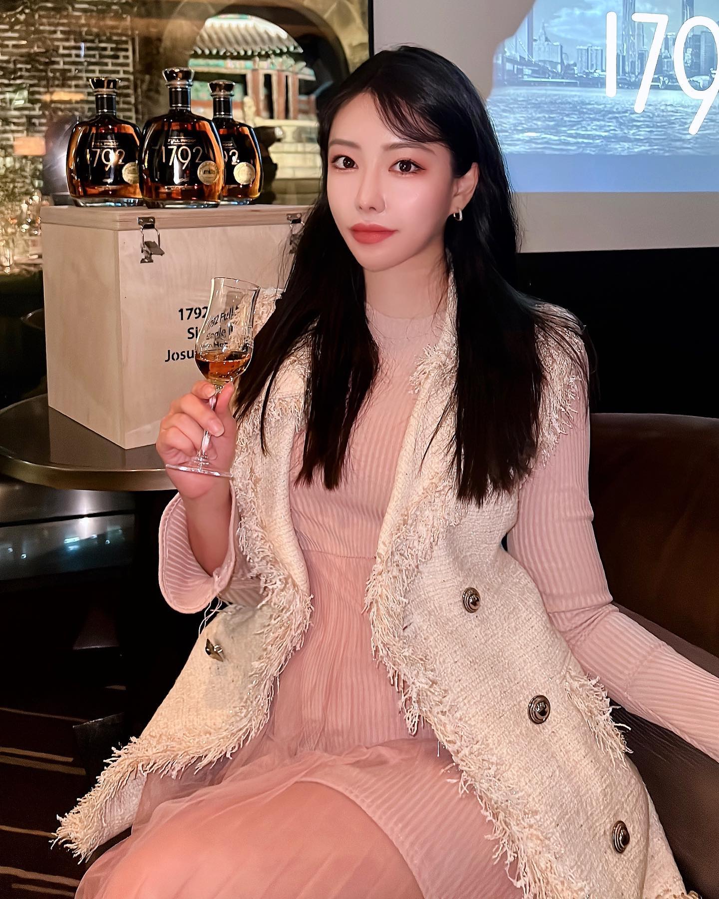 1792 풀프르프 조선호텔 Edition 출시를 축하합니다🥳🥃❤️‍🔥🎉🎊

1792 싱글베럴 조선호텔 에디션출시 기념 VIP행사에 초청되어 다녀왔어요🫶🏻

서울웨스틴조선, 부산웨스킨조선, 제주웨스틴조선 각 지점별로 마스터 디스틀러가 엄선한 베럴 샘플 9개 중 국내 전문 패널들과 테이스팅하여 3개의 베럴을 선정하여 각 지점별로 1개씩 배정 되었어요. 

지점마다 조금씩 다른 향과 맛으로 각자만의 매력이 있더라구요. 저는 서울웨스틴조선 에디션이 가장 좋았는데 바닐라와 카라멜의 달콤한 향이 나면서 크리미한 질감이 느껴져서 좋았어요!

한정 수량으로 생산되었는데 5번째 사진에 나와있는 3가지 에디션을 다 같이 넣어 판매하고 있는 제품은 이미 인기가 너무 많아 처음에 완판되고 다시 한정수량으로 재입고 되었는데 벌써 몇개 안남았다고 했어요. 한정판과 몇개 안남았다는 말에 혹하는 저로써는 순간 저거 하나 살 수 있냐고…. 너무 물어보고 싶었답니다😂😂

다시한번 1792 풀푸르프 조선호텔 에디션 출시를 축하하며!!!!💖💘💝💗💓💞
.
.
.
.
.
.
.
.

#조선호텔 #josunhotel #조선호텔에디션 #조선호텔전용위스키 #웨스틴조선서울
#1792풀푸르프 #1792싱글베럴셀렉션#1792#스칼렛