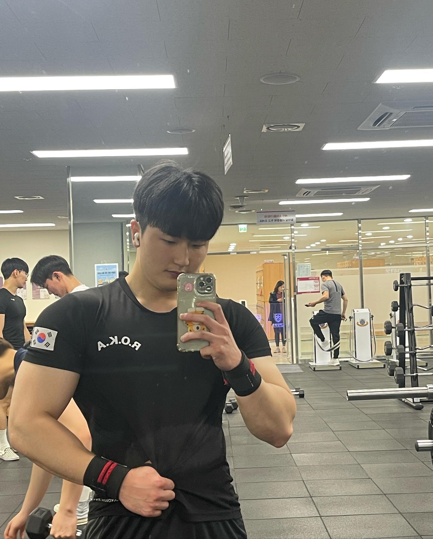 2023.5.8 운동기록📝

🔥가슴 운동🔥

✅벤치프레스 55kg 15회 2set 
  60kg 15회 1set
  65kg 15회 1set
✅인클라인 벤치프레스 45kg 15회 2set 
  50kg 15회 2set 
✅머신 체스트 플라이 55lbs 15회 5set

🔥등 운동🔥

✅맨몸 풀업  12회 5set
✅원암 시티드 로우 50kg 15회 1set
  55kg 15회 2set
  57.5kg 15회 2set
✅하이 로우  45kg 15회 2set
  50kg 15회 2set
✅암 풀다운  40kg 12회 3set

⏰휴식시간 : 1분40초

헬요일 운동도 끝🔥
오늘은 가슴과 등운동을 실시했어요🤗
역시 월요일 답게 사람들이 많아서 기구 쓰는데 조금 애먹었지만,,,! 그래도 운동 루틴은 잘 끝낸 것 같아요😁😁
요 며칠동안 쉬는날도 많아서 운동을 조금 소홀히 한 것 같은데 다시 하루하루 열심히 할 예정이랍니다😆
.
헬요일도 운동하신 인친님들 고생많으셨구 득근하세요💪💪