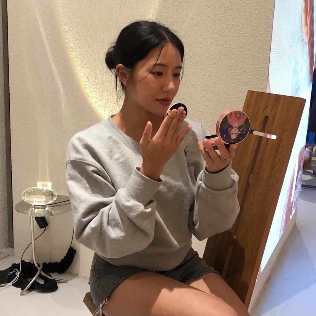 #광고 beautypeople.cosmetics 

홈쇼핑 7년연속 1등을 자리 잡고 있는
절대 철벽녀 쿠션이 이번에 시즌14로 
돌아와서 미리 만나봤어요✨
프로폴리스 콜라겐 앰플 64%가 들어있어
147시간 동안 갈라짐없는 커버를 지속시켜주는 쿠션이에요 ✨

하루종일 돌아다녔는데도 무너짐이 없어서 만족스러웠어요!
중간에 수정화장하면 들뜨거나 두껍게 발라지는데 들뜸없이 촉촉하면서 
피부가 더 좋아보이게 수정메이크업이 가능해요

✔절대 철벽녀 시즌14 프로폴리수 콜라겐 커버쿠션
홈앤쇼핑 9/28(토) 20:30 만나볼수있어요

#철벽녀쿠션 #프로폴리스쿠션 #핑크콜라겐쿠션 #보습쿠션 #철벽녀프로폴리스콜라겐커버쿠션파운데이션 #커버쿠션 #철벽녀14 #홈쇼핑완판템 #쿠션추천 #장벽쿠션 #볼륨쿠션 #뷰티피플 #뷰티피플쿠션