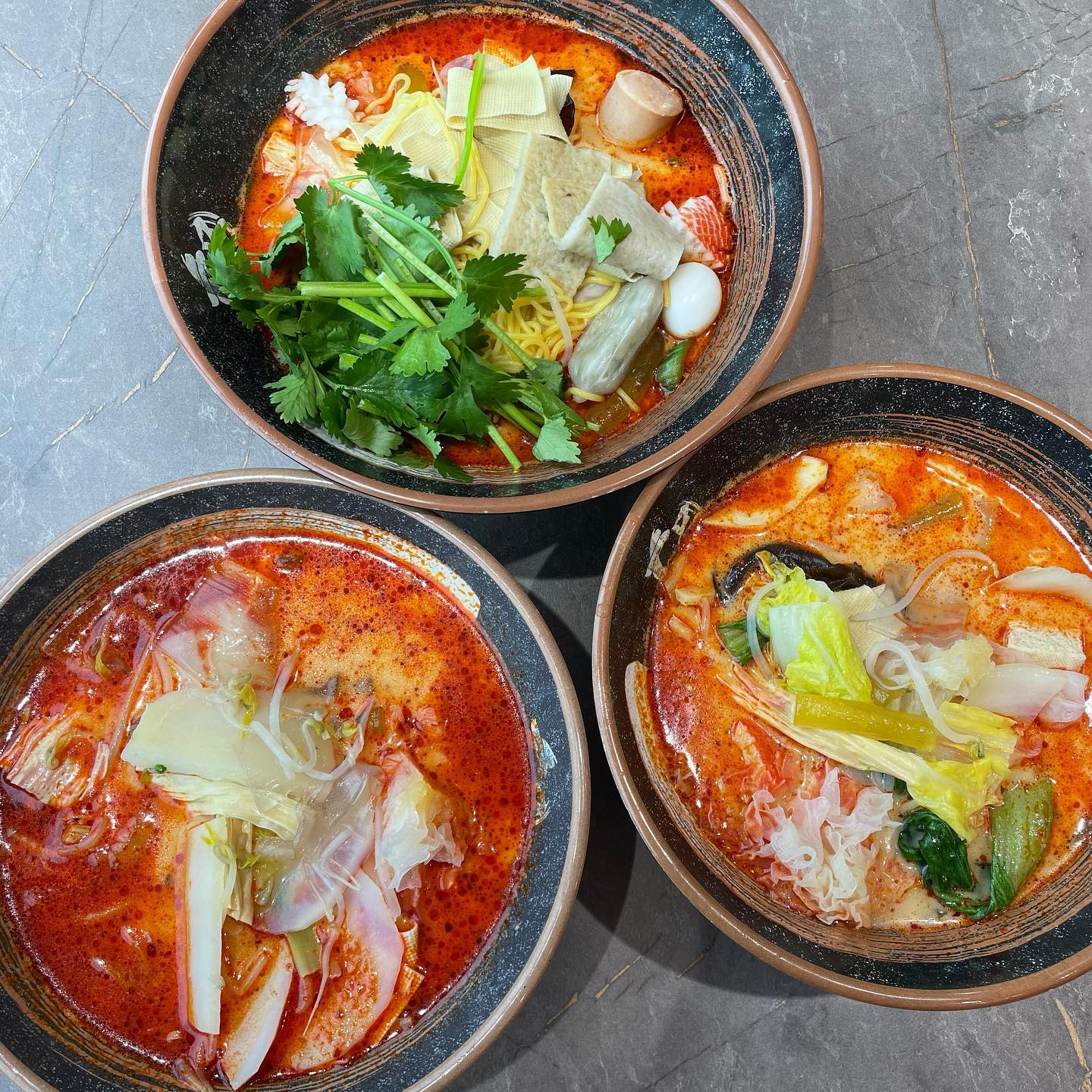 동탄호수공원 마라탕 맛집 일품마라탕🍲

동탄호수공원 수변 상가에 
위치하고 있어서 접근성이 매우 좋은 곳,
주차공간도 넉넉함 아마 수변상가 중에
지하주차장 제일 잘 되어있을듯❓❓❓

매장 내부도 깔꼼 그 자체 
매장 넓어서 너무 좋음 쾌적해✨

마라탕 재료도 신선해서 합격
오픈 기념으로 소고기까지 야무지게 추가

땅콩소스맛이 많이 나서 존맛탱😋
국물이 칼칼하고 일품💗💗💗

오픈 초기 때 가서 후식은 못먹었지만
최근 후기를 보니 아이스크림도 생겼다고 함

동탄호수공원 마라탕 맛집으로 추천‼️

➖➖➖➖➖➖➖➖➖➖➖➖➖➖➖➖
📍#일품마라탕 
경기 화성시 동탄대로6길 29 지하2층 B201호
- 매일 11:00-22:30

#룡또먹_동탄 

#동탄호수공원맛집 #동탄일품마라탕 #동탄데이트 #동탄맛집 #동탄산척동맛집 #동탄호수맛집 #동탄마라탕 #산척동맛집 #산척동 #동탄호수공원 #동탄호수데이트 #동탄데이트코스 #먹스타맞팔 #먹스타 #먹팔