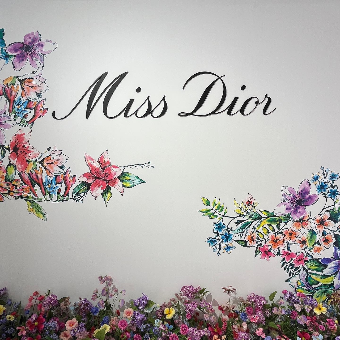#광고 
Miss Dior 전시✨
돈만 없을 뿐 디올 브랜드를 좋아하는 제가 미스 디올 전시에 다녀왔답니다 🤭 디올에서 뷰티 팝업 스토어를 열었어요, 정말 예술 전시회처럼 디올의 스토리와 아이덴티티를 엿볼 수 있었던 기회 ! 브랜드를 알게 되면 훨씬 구매에 대한 만족도가 올라가기 마련인데, 역시 디올 특유의 분위기가 전시에서 녹인 작품과 설명에도 녹아있었답니다 🫠 
시간되시면 꼭 신청하셔서 다녀오시는 걸 추천드려요, 곳곳이 전부 포토존인데다 내부 디자인도 세련됐답니다!

방문 시 디올에서 제공하는 선물 키트까지 너무 알찬 구성., 😎
-블루밍 부케 미니 퍼퓸 + 소바쥬 미니 퍼퓸 + 센티드 파우치 (방향제) + 미스 디올 로즈 핸드크림 20ml

성수역에서 걸어 10분 정도 되는 거리랍니다! 성수 들리실 계획 있으시면 디올 전시 신청해서 들리시길 추천드리면서 마무리 .. 🤧

 #광고 #파룸체험단 #디올뷰티 #미스디올 #미스디올전시 #미스디올팝업 #MissDior #MissDiorExhibition #MissDiorExhibitionSeoul #디올향수 #디올뷰티팝업스토어