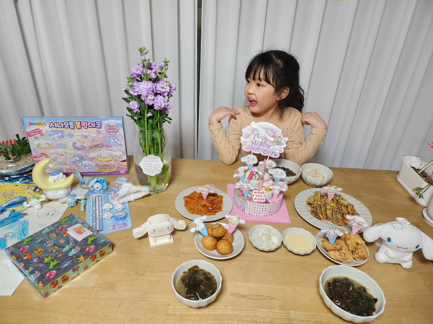 2024.03.05
9살, 만8세가 되는 너의 생일 🎂

생일 전날부터 설렘가득해 하는 너의 마음이 그대로 다 보이는 아직 어린이👧 언제 9살이나 된건지 너무나 신기하면서도 낳아줘서 고맙다고 몇번이고 말하는 애어른 사랑이가 너무 대견하고 기특하면서도 짠하다. ❤️ 가족들, 친구들, 이모들에게 선물 듬뿍받고 100% 행복한 생일이었다니 너무 학기초라 친구들 따로 초대해주지 못한 미안한 마음이 조금은 사그라들었던 보물같은 딸래미 생일의 기록!🎥 핸드폰 생긴것도 축하해! 하지만 엄마는 다 지켜보고 있다...🫢

#초등2학년 #생일 #딸생일 #너의취향 #시나모롤 #최선을다했다 #아빠표미역국 #엄마표육전 #이모표치킨 #아홉살생일 #생일축하해 #사랑해