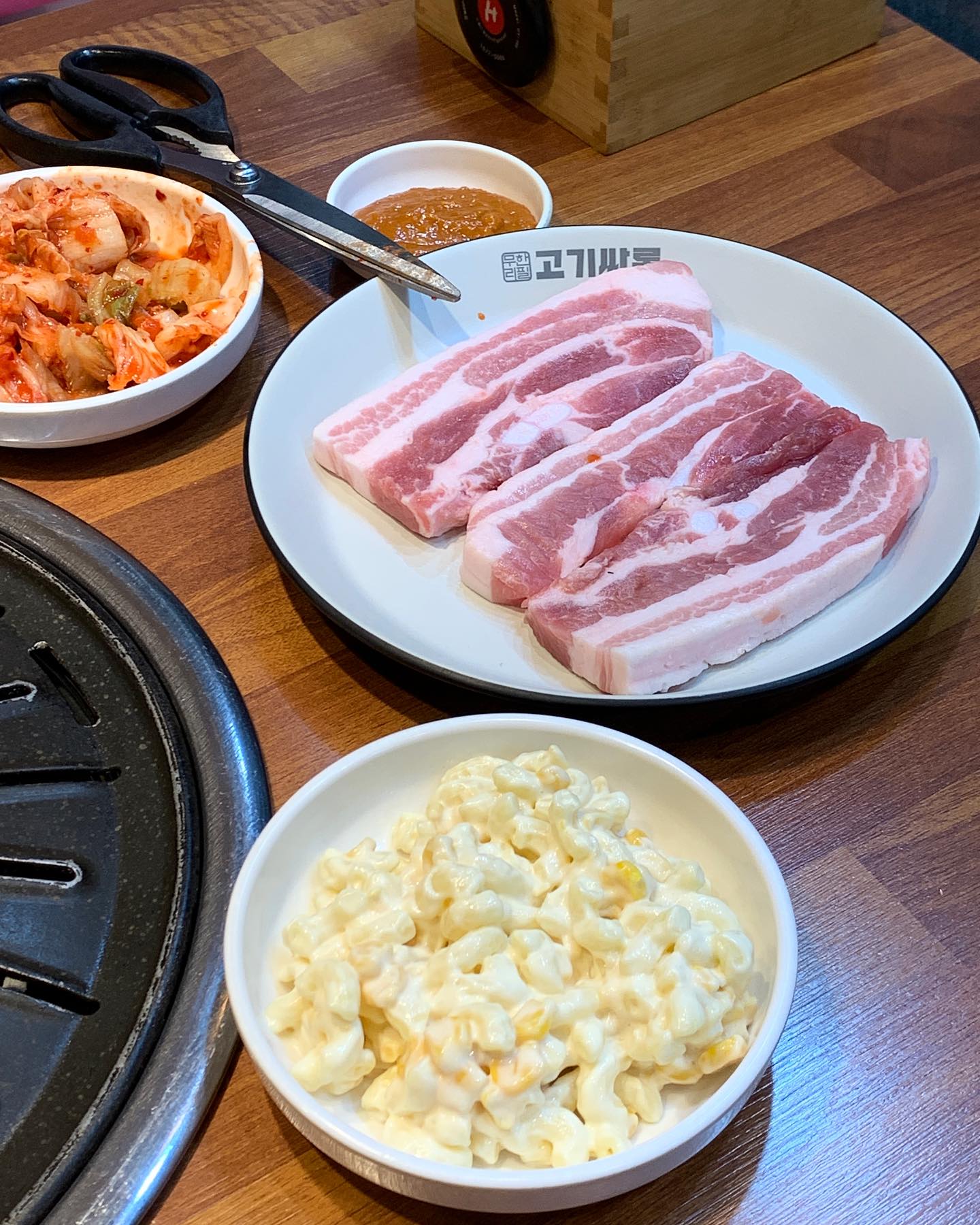 고기 굽는 실력이 좀 늘었다

📍#고기싸롱 #인천 #주안
🍽️ #삼겹살 #주먹고기 

바싹 구운 고기보다 이제 먹어도 될까? 싶을 때 먹는 고기가 더 마싰더라
고기쌀롱은 주먹고기가 특히 부드럽고 맛있었슴,, 육즙도 잘 갇혀있고,, 주인장 추천 타이틀 달만 했다
무한리필집인데도 고기퀄도 좋고, 사이드도 딱 맛있는 녀석들만 있었슴