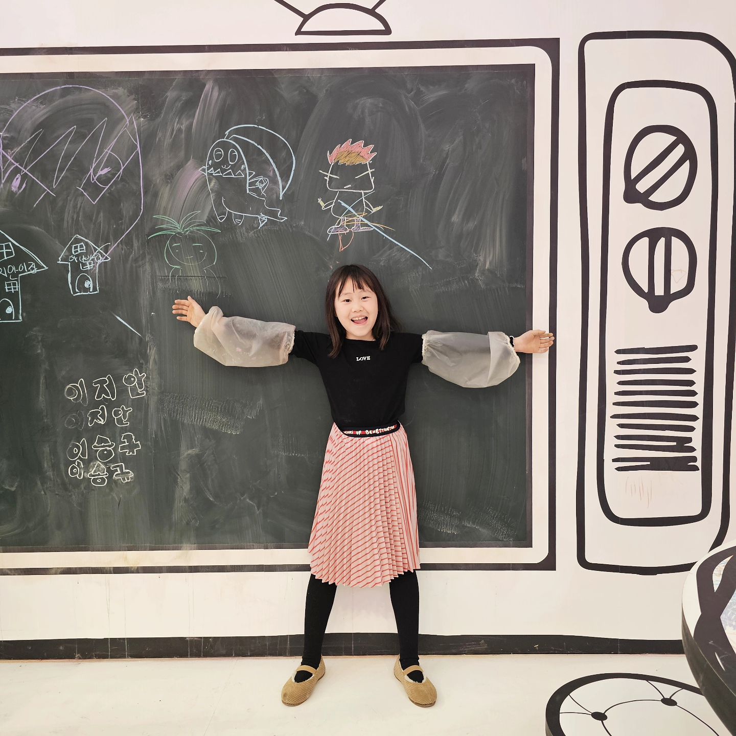 #광고
지난 주말 눈치 볼 필요 없이
스타필드 예스 두들 at HOME에서
원 없이 낙서를 즐기고 왔어요💖

🏠스타필드 예스 두들 at HOME
📍고양점3/8(금)~3/21(목)
📍하남점3/13(수)~3/26(화)
📍안성점3/23(토)~4/5(금)
📍수원점3/28(목)~4/10(수)

집 컨셉의 다양한 테마 공간으로
구성되어 있는 예스 두들 앳 홈은
지난해에 진행된 첫번째
예스 두들 팝업에 이어
두번째로 진행되는 팝업스토어인데요

단순히 그림을 그리는 행사가 아닌
낙서를 통한 다양한 체험이
가득한 행사라서 아이도 부모도
모두가 즐겁게 즐길 수 있어요

정원, 화장실 바닥, 벽
모든 곳에 원 없이 낙서하고요🖍️

쿠킹룸에서는 직접 그린
낙서로 만드는 키링을
받아 볼 수 있어요💭

메이크업룸에서는 아크릴판을
활용해 엄마, 아빠 얼굴에
낙서를 할 수 있답니다🎨

그리고 게임룸에서는
직접 그린 낙서로 만드는
게임 속 캐릭터까지🌟

가까운 스타필드에서
상상력을 펼쳐보세요

아이가 직접 그린 낙서를
세상에 하나뿐인 굿즈로
받아볼 수 있는 인증샷 이벤트도!
(필수 해시태그: #예스두들 #스타필드 #낙서자유구역)

✔고양점 : 하고로모, 데이비드토이, 유어굿즈, 미야미술용품
✔안성점 : 데이비드토이, 마이리틀타이거
✔하남점 : 오마뎅, 생활떡볶이, 선매떡볶이
✔수원점 : 사과떡볶이, 생활떡볶이, 선매떡볶이

다양한 즐길 거리가 가득한
팝업스토어도 잊지마세요GO GO💨

starfield.official

#스타필드고양 #스타필드하남 #스타필드안성 #스타필드수원 #아이와가볼만한곳 #어린이체험 #키즈체험 #키즈클래스 #키즈아트