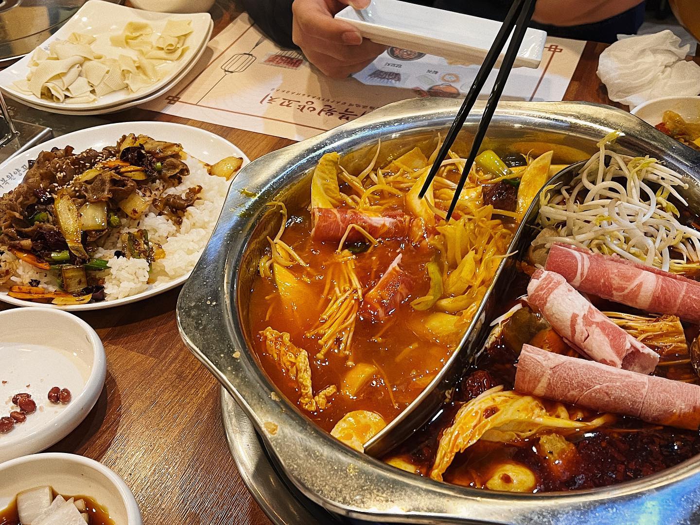 🏷 세종 나성동 훠거맛집 #대복원양꼬치

📍 세종특별자치시 나성로 125-16 스타타워 303호
📍 매일 16시~00시 30분 (격주 월요일 휴무)

혈중마라농도 떨어질때 방문하기 딱 좋은 곳!
마라탕에 양꼬치를 먹을까했다가 훠궈사진을 보고..이걸 어떻게 안먹어?
2인기준 엄청 푸짐한 재료들이 나오고 백탕,홍탕,토마토탕 2개 선택가능!
취향에 따라 고를 수 있어서 마라 못먹는 친구랑 가기도 안성맞춤임
같이먹은 양고기덮밥이랑 어향가지도 진짜 존맛탱..
술생각이 안날 수 없는 곳 ㅠㅠ 자리도 넓어서 회식하기도 제격입니둥!
나성동에서 훠궈, 양꼬치 맛집 찾으신다면 대복원양꼬치 방문해보세요.

#세종맛집 #나성동맛집 #세종훠거 #훠궈 #나성동양꼬치맛집 #양꼬치 #협찬 #미블 #세종나성동고기집 #나성동맛집나성동마라탕 #나성동양꼬치 #세종나성동양꼬치 #세종나성동마라탕 #나성동꿔바로우