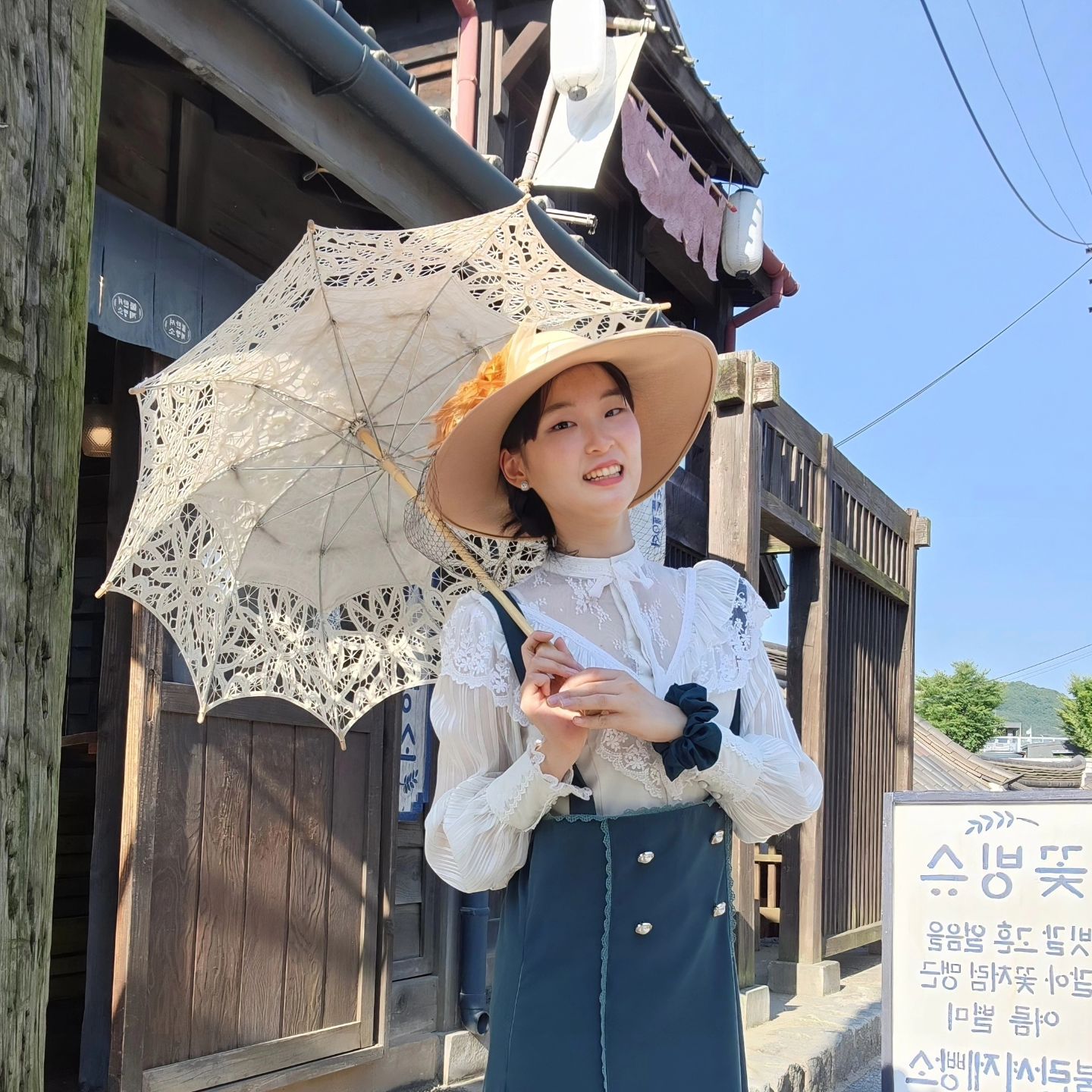 논산 여행 | #미스터션샤인랜드 탐방기
' 여인의 심금을 울리는 것은 한 철에 시들 꽃이 아니라
늘 진심이죠 ' _쿠도 히나
.
.
짧고 빠르게 돌려던 그곳에서의 추억남기기🍀
.
불란서제빵소도 들려보고 글로리호텔도 다녀왔습니다!
함께 추억을 공유하다보니 일부 밖에 관람하지 못했지만
남은 곳은 다음 추억으로 남겨두기로 했어요
.
이번에는 개화여성으로 다음번에는 일본여인이 되어 후미코도 되어보고 저항하는 우리민족이 되어보기도 할 수 있는 #션샤인랜드
.
촬영지이기도 한 이 곳은 전체적으로 깔린 배경음으로 작품에 빠져들 수 있게 도움을 주며 각 장소마다의 드라마속 장면을 보여주거나 대사를 들려주어 몰입감과 현장감을 더 높여주었습니다😍
.
sgdm14 언니와 함께해서 더 즐거웠어요
다음번엔 또 어떤 추억을 쌓게 될까요?
_______________________________________

💥 논산 션샤인랜드 / 션샤인스튜디오
🌏 충남 논산시 연무읍 봉황로 102
🕤 09:00-18:00 (수 휴무)
💰 입장료 8,000원