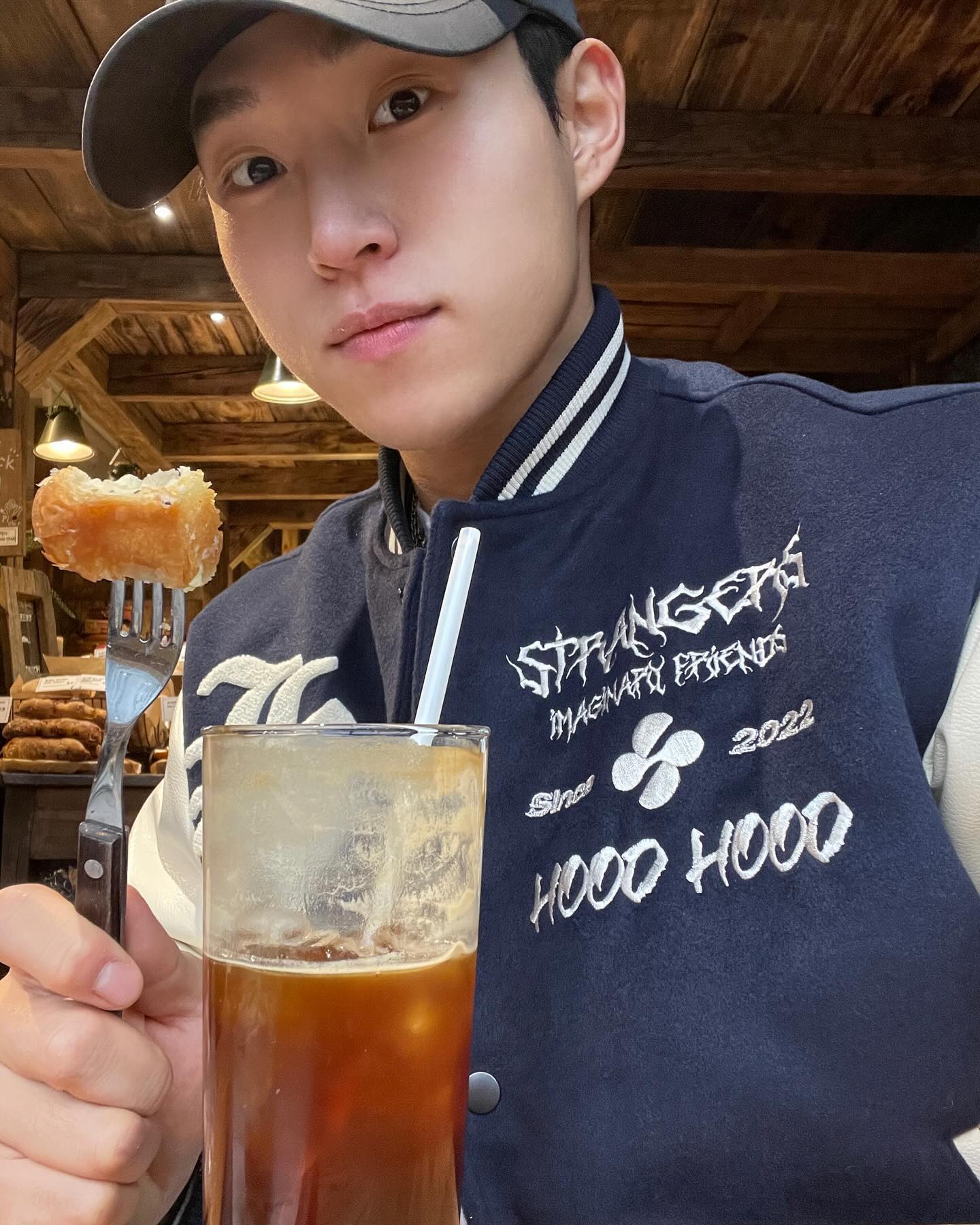어디 맛 좋은 바시티자켓 찾는다면 무조건 여기
저는 크롭한 기장으로 하려고 1사이즈 했어요!!
외출할 때마다 친구들이 어디 거냐고 어디 거냐고~
가슴 쪽 레터링이 완전 내스탈!
