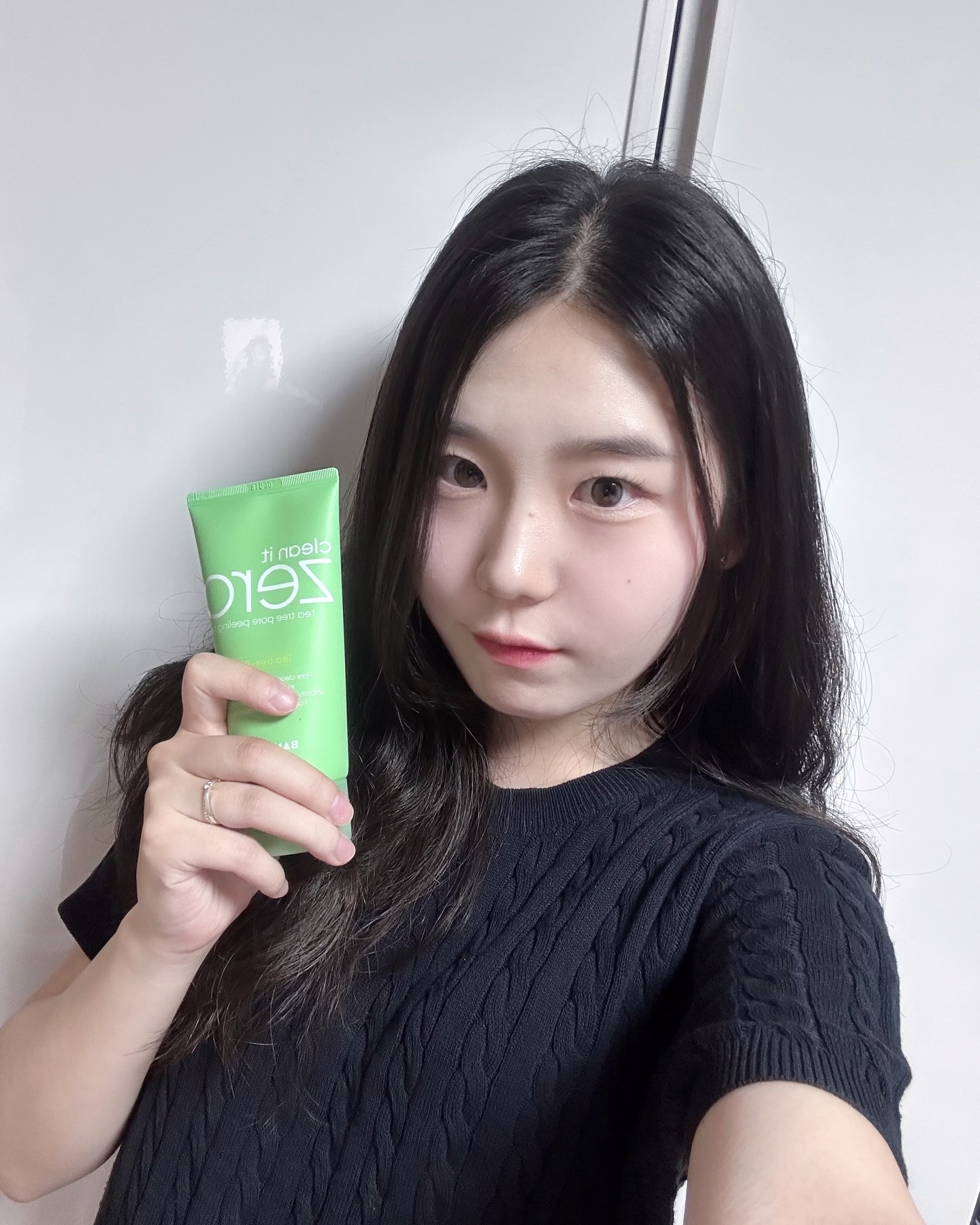 #AD #제품제공
🍀 클린잇제로 티트리 포어 필링 젤 Clean it Zero Tea Tree Pore Peeling Gel
요즘 같이 더운 날씨에 모공 속까지 확실하게 케어 해줄 수 있는 여름 추천템을 들고 왔습니다🫧
#바닐라코 의 #클린잇제로 필링젤인데요:)
신선하게 재배한 티트리를 곱게 갈아 만든 미세 티트리 스크럽으로 자극 없이 시원하게 필링해줍니다 ✨
또한 모공 속 과잉 피지까지 녹이는 지용성 BHA로 깔끔한 피지 정리가 가능합니다!
확실히 피부 각질도 정리되고 모공 탄력에도 도움이 되는 거 같아서 좋더라구요,,🫶🏻
각종 임상 테스트를 완료한 저자극 제품이기에 민감성 여드름성 피부도 안심하고 사용할 수 있습니다🙌🏻
🚨 지금 올리브영에서 120ml 본품+ 50ml 추가 증정 단독 기획 세트를 만나보세요

-
#바닐라코 #클린잇제로 #티트리포어필링젤
