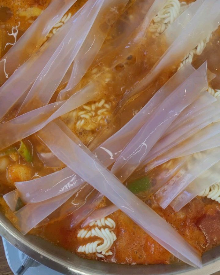 #협찬 #디너의여왕 #방이부대#블로거#맛집#맛집투어 #맛집스타그램 #부대찌게 #부대찌개 #한식#맛집탐방 #저녁밥#점심#회식#방이동#송파나루역#송파나루역맛집
#방이동맛집#방이맛집

방이동에 새로오픈한 부대찌개 집🩷 점심에는 식사로 
저녁에는 술안주로 제격인 맛집이에요👋
뽀얀 한우사골과 소뼈를 오래 끓인 진한 사골육수라 국물이담백하고
라면사리는기본🎶
넓적당면사리도있어서 함께먹었더니
존맛탱😀😀

햄소세지가득한
부대찌개
송파나루역5분거리라 위치도딱좋아요

완전츄천🙈