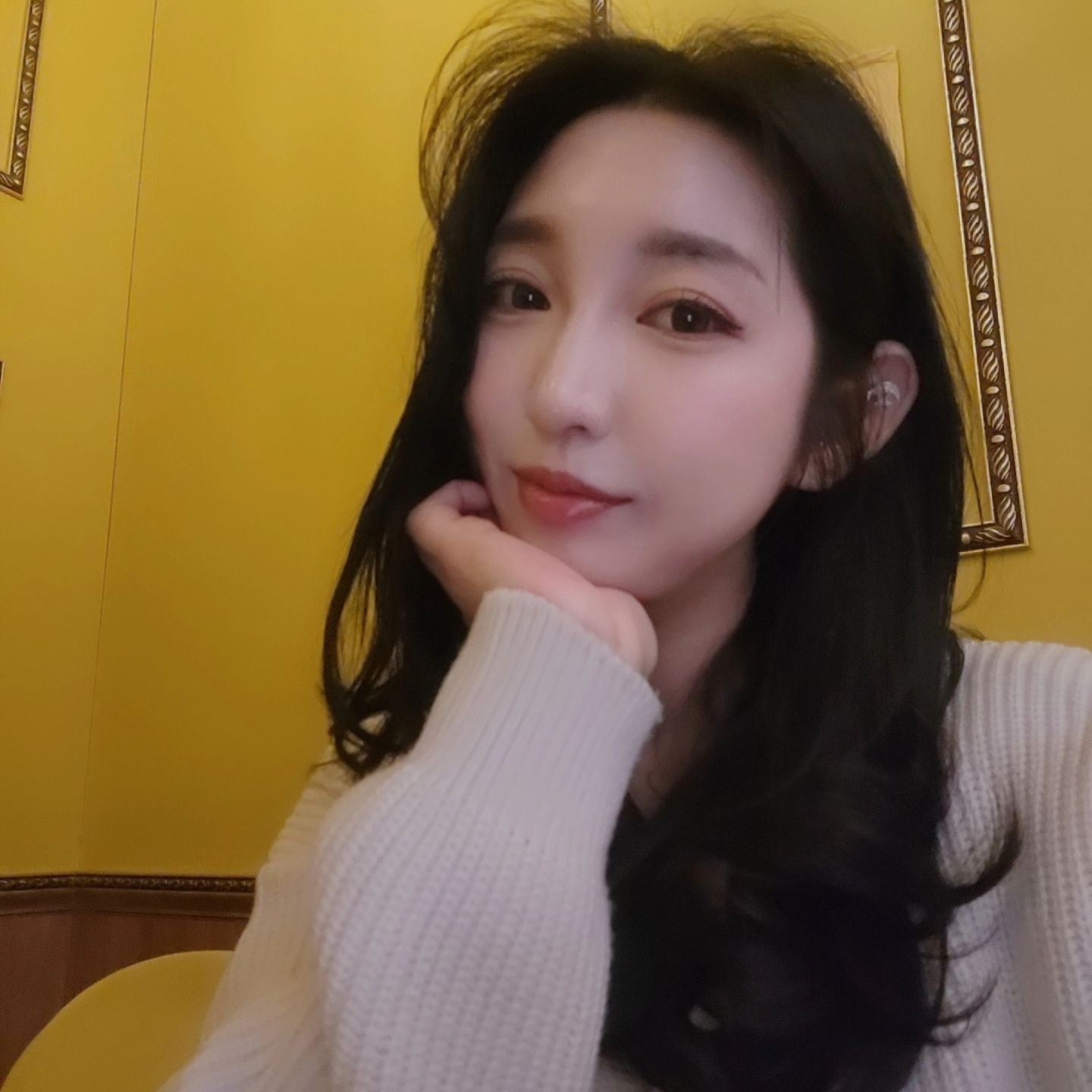 긴머리야 안녕👋🏻
머리카락이 길고 무거워 볼륨이 살아나질 않고
상해서 펌해도 컬이 나오지 않는단 디자이너님의 말에
그간 붙잡고 있던 긴머리카락읗 잘라버렸다.

시원섭섭한 맘을 담아
좋아하는 연어초밥 와구와구 먹고
jin_dal.rae 만나서 다 잊을만큼 대화했더니 행복했던 하루🩷

#정희옥스시 #바스텀이노르 #마산 #창원 #중단발 #그래도길데 #어쩌라고내가짧다면짧은거지 #소통 #딸아들맘