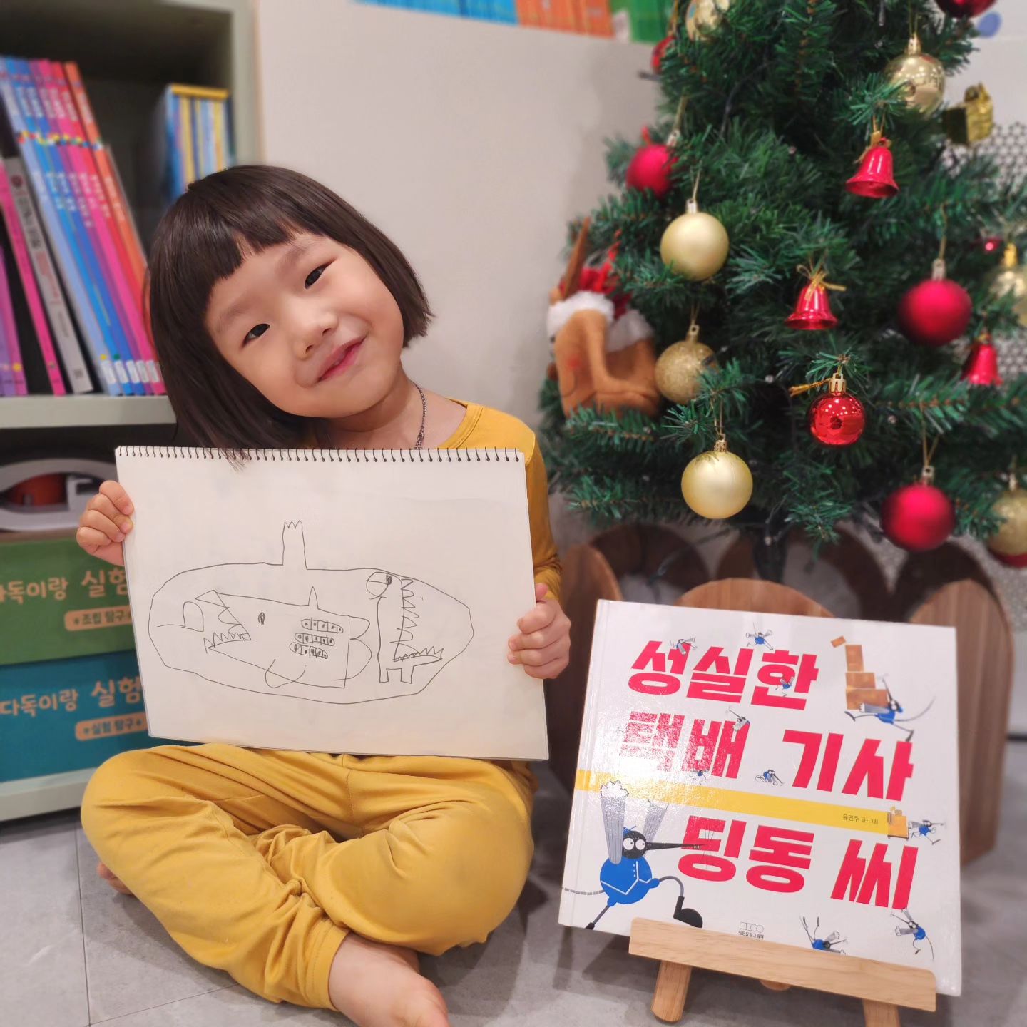 #도서협찬

책받은 날부터 매일매일 두세번씩 읽은 책
집에 온 사촌형아누나에게 지겹도록 읽어달라할 정도로
너무너무 이 책을 좋아하고 보고또보고ㅋㅋㅋ

· 빨간주머니와 빨간공처럼 빨간 물건을 그릴까?
· 딩돌씨가 빨간주머니에 어떤 물건을 넣어오면 좋을까?

2가지 중 받고 싶은걸 그려보았다.
색칠은 싫다며 그림까지만 그리고 끝!
한결같은 너무 선물리스트 1번은 공룡과 상어ㅋ⫬ㅋ⫬

 #성실한택배기사딩동씨#그림책 #그림책추천 
#유아도서 #어린이책 #유아그림책 #책육아 
#북스타그램 #책스타그램  #모든요일그림책
modnn.yoil