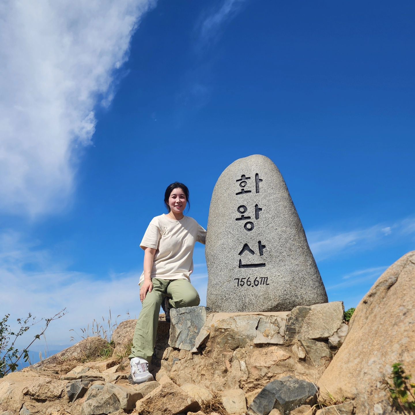 #화왕산 억새 보고 왔어요🌾💙
 
 
 
4년만에 찾은 화왕산👋
엄마랑 왔던 따뜻한 기억이 있는 산이에요
억새천국과 파랑파랑 하늘까지💙 
날씨가 너무 좋았어요
모자쓰라는 말 안들어서 익어서 왔네요 (모자필슈)
 
정상석사진 뿐이라 정상석 사진을 올림미당
뒤에는 우포늪
 
 
올 가을 억새 봤도아 ^----^)//🌾🌾
 
 
 
 
 
#붓기왜안빠져 #우포늪 #화왕산억새🌾