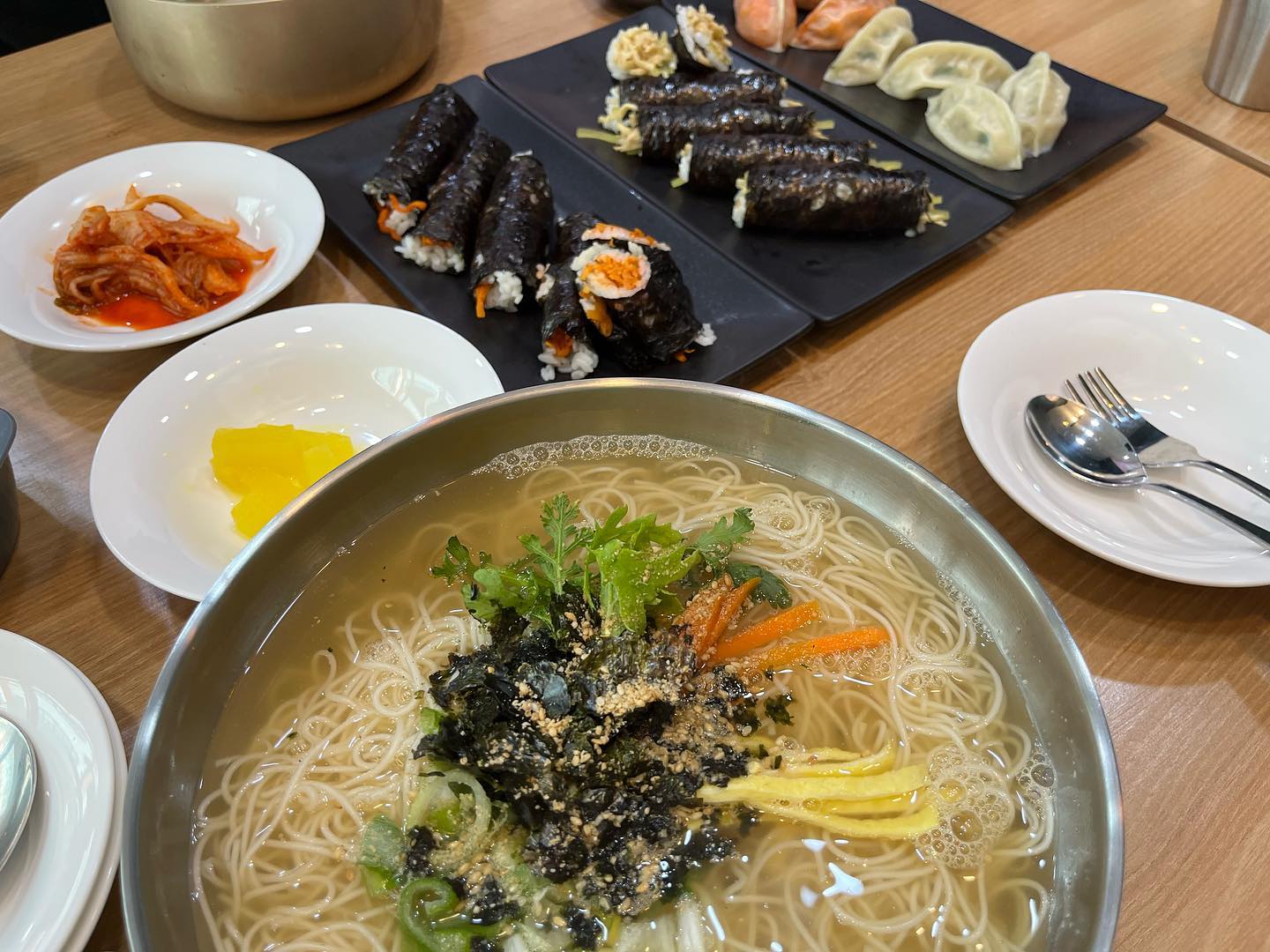#협찬 #리뷰

도담동 찐 국수 맛집이 새로 오픈해서 다녀옴!!

남해 멸치&보리새우로 육수를 내 쓴맛 없이 구수~한 엄마가 해주던 국수 그 맛 그대로🥹
남녀노소 누구나 좋아할 #진이현이 #잔치국수 🍜

더운 여름 시원한 냉면은 말해뭐해

얇게썰은 매콤한 무를 담아 말은 꼬드리김밥은 진짜 잔치국수와 최고의 조합👍

오뎅볶음+단무지의 꼬마오뎅김밥은 아이들도 좋아해요😆

국산고춧가루와 간마늘,참깨로 만든 매콤한 양념장의 비빔국수도 인기메뉴에요

오픈이벤트도 진행중이에요(속닥속닥)

#진이현이국수 도담점

📍세종특별시 보듬4로 9, 카림애비뉴 상가 1동 2층 13호

⏰ 평일 오전11시~오후8시30분 / 토요일 오전11시30분~오후8시, 매주일요일휴무

📍무료주차3시간, 포장 🙆‍♀️
📞044)903-3869

.
#세종시국수 #세종맛집 #세종시맛집 #도담동맛집 #도담동국수 #진이현이국수 #리뷰노트