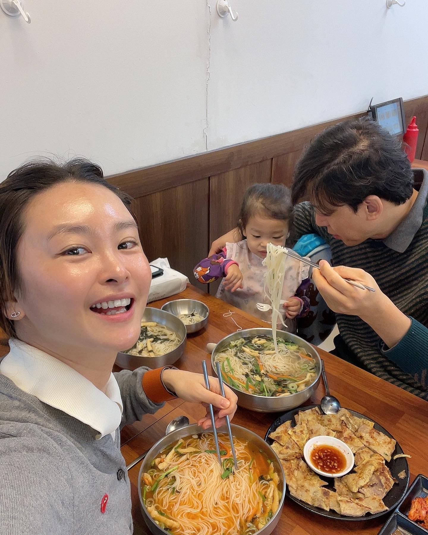 어제, 주말 흐린날 생각나는 뜨끈한 잔치국수와 전

율이네는 생각나는건 후딱 먹어야해서🤍
다녀왔어요 

행주산성쪽엔 자전거라이딩때문에 근처엔 잔치국수집이 많아융

그중 저의 으뜸 픽인 요기요기요기👇🏻

#행주산성잔치국수

잔치국수는 기본맛과 얼큰맛 두가지예요
날씨가 흐려서 그런지 전 얼큰으로 먹었는데 칼칼하니 딱 제 입맛에 취저🤍

친절하고 인심좋은 사장님께서 율이꺼도 잔치국수를 따로 챙겨주셔서 흐흐(이럴줄 알았음 하나는 비빔으로 시킬껄 😬😬)

전 종류도 여러가지인데 율이네 가족은 육전을 시켰어요 육전은 꼭 시켜주세요🤍(무조건 꼭이여)
두개세개 집어서 소스에 마구 먹었습니다 
막걸리가 생각났지만 오전 11시라 꾸욱 참았어요

양 푸짐하고 제대로 우린 육수의 잔치국수는 가성비 쵝오에 주차도 평일 점심과 주말엔 가게옆면과 길건너 공간까지 주차공간이 넉넉하니 온 가족이 식사하기에 최고의 장소🤍

율이가 넘나 잘 먹어주니 덩달아 기분 좋아진 하루였어요 주말에 또 방문 예정이예요✊🏻

#행주산성잔치국수 
#고양시맛집 
#반려동물동반가능
#잔치국수 
#덕양구잔치국수 
#협찬
#리뷰노트

​