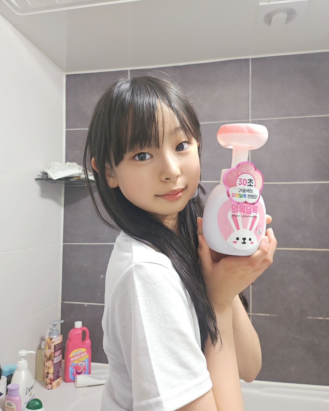 #협찬

코로나 이후로 손씻는거를 중요하게 생각하는데 외출 후 아이가 먼저 찾는, 놀이처럼 재밋게 손씻기 할수 있어요^^
온가족 즐거운 손씻기 습관!
30초면 거품색이 바뀌면서 손씻기 그만할때를 알려주네요ㅎ
🐰 토끼(분홍) - 스트로베리파우더향
🐤 병아리(노랑) - 베이비파우더향
🐸 개구리(초록) - 머스크파우더향
지수는 자기 닮은 토끼🐰 좋아해요💕
​banhada_store

.

#아이에반하다 #알록달록 #컬러 #핸드워시 #물비누 #거품비누 #유아핸드워시 #손세정제 #손씻기 #손소독 
#돌 #답례품