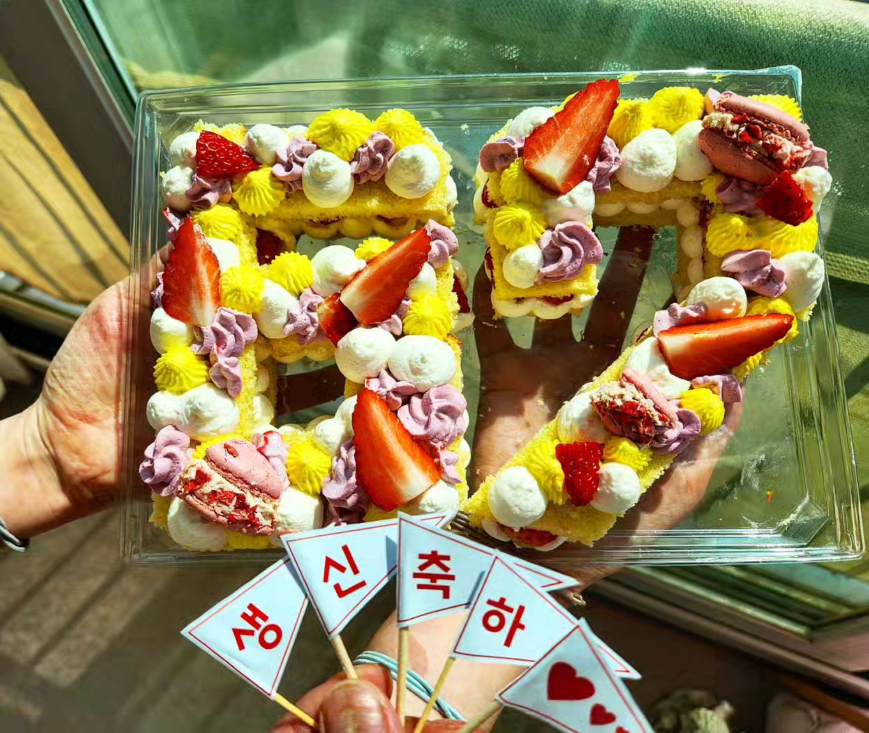 #숫자케이크
시아빠 생신이시라서😃
전날 제누와즈 만들어두고
당일에 아이싱도 안하고 데코만 해서ㅋㅋ
들고갔드랬습니다 ㅋㅋㅋ

🤑식용색소, 깍지, 등등 
어지간한 재료는 다 있으니께 호다닥~
코스트는 약 6천원 ㅋㅋㅋ

이쑤시개로 만든 메시지도 꽂아두니
제법 그럴싸~
67세 셔서 숫자는 67로~ ㅎㅎ

😂케이크보다 인삼주 담궈다 드린걸 
더 마음에 들어하시는것 같았지만!
기분탓이려니 ㅎㅎ