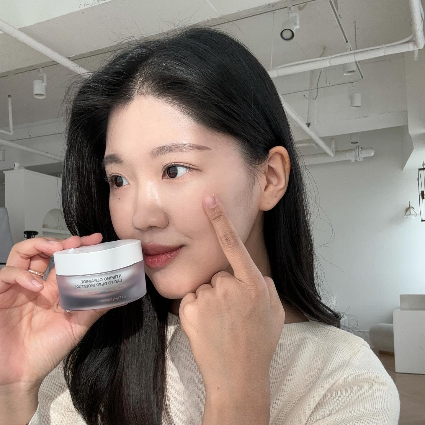 요즘 내 기초케어 필수템✨🤍 #시카앰플 #딥모이스처크림 
*건조함은 싹-잡고 피부장벽을 튼튼하게 만들어주기
*촉촉하고 환한 피부 하루종일 유지하기
모두 ntiming_official_kr 덕분🫶🏻

#스킨앤스킨 #엔타이밍 #ntiming #엔타이밍모델선발대회 #밀크세라마이드 #뷰티모델