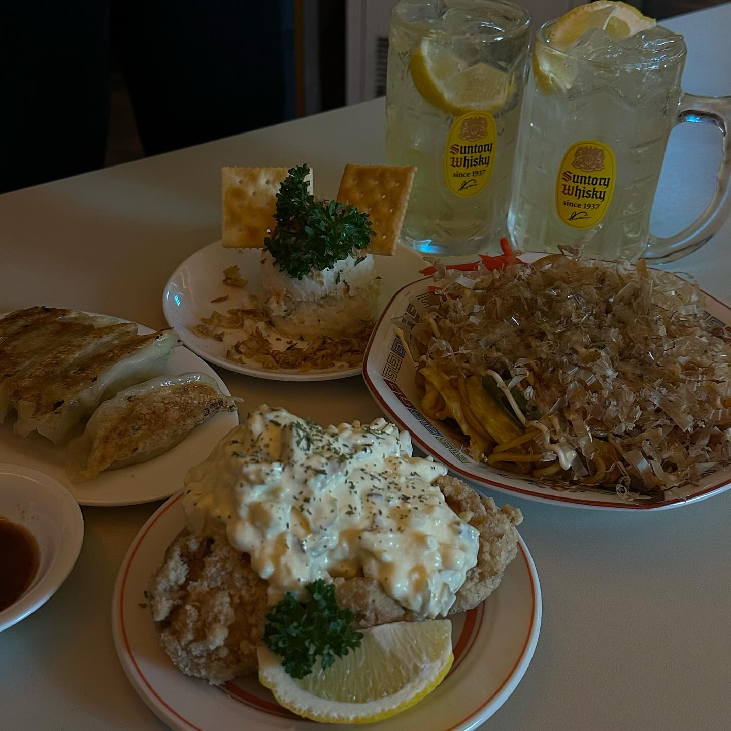 #협찬 
힙한 감성의 망원 맛집 가성비 맛집 “미스타교자 서교 본점”🍻

망원에 갔다가 극강의 가성비와 맛의 퀄리티를 자랑하는
일본 감성 교자 맛집 다녀온 썰푼당🫣😜💜

☑️ 명물 야끼교자 (5,000원)
미교 크루가 직접 빚는 다고 들었는데 이게 매운 간장소스까지
찍어서 먹어보리면 하이볼이랑 찰떡궁합이였음! 당연 맥주랑도
최고의 간맥 안주 조합이죠!!!!

☑️ 야끼소바 (9,000원)
살아있는 가쓰오부시가 보이시나요? 양배추도 한움쿰 들어있고,
면도 많이 들어있는 일본식 볶음면이 맛과 양도 두배로 잡았다!
야끼소바는 또 시키고 싶을 정도로 최고였음!!

☑️ 포테토사라다 (6,000원)
아니 크래커와 사라다 조합은 또 못참지!!! 고소하고 바삭하고
정말 맛있는 안주다! 그리고 양파 후레이크와 조합은 말해모해~

☑️ 치킨난반 (9,000원)
아니 이거 왜 안시켜… 제발 가서 드셔주세요!! 공기밥이랑 같이
호로록 해서 먹고싶었던 음식! 레몬을 뿌리면 더 감칠맛이 돌아
굉장히 맛있고 계란베이스의 타르타르 소스로 일반적인 소스를
생각라면 경기도 오산이죠🙂‍↔️

☑️ 산토리가쿠하이볼 (7,500원)
제가 하이볼을 굉장히 좋아해서 집에서도 먹는데요! 토닉워터로
하이볼을 만들면 달달하기만 할때가 있더라구요! 여기는 달랐어요!
레몬향이 강하면서 뒷만을 깔끔한 탄산수 베이스로 만들어져
톡 쏙는 맛이 더해졌습니다!!

무엇보다 활기찬 직원분들의 분위기속에서 한잔하니 대접받는
느낌도 들고 오래오래 자리에 있고 싶었어요😜
연인이나 친구와 함께 간단하게 한잔하고 싶을때는 합정, 망원이랑
가까운 미스터교자 서교본점으로 가세요😎

📍서울 마포구 동교로 106 1층 102호
⏰ 매일 17:00~02:00 / 라스트오더 01:00
📞 0507-1464-1064

#미스타교자 #서교동술집 #서교동술집추천 #간맥 #간술 #망원술집 #망원술집추천 #맥주 #하이볼 #홍대입구 #서교동 #술집 #합정술집 #합정역 #홍대술집 #홍대데이트 #망원데이트 #합정데이트