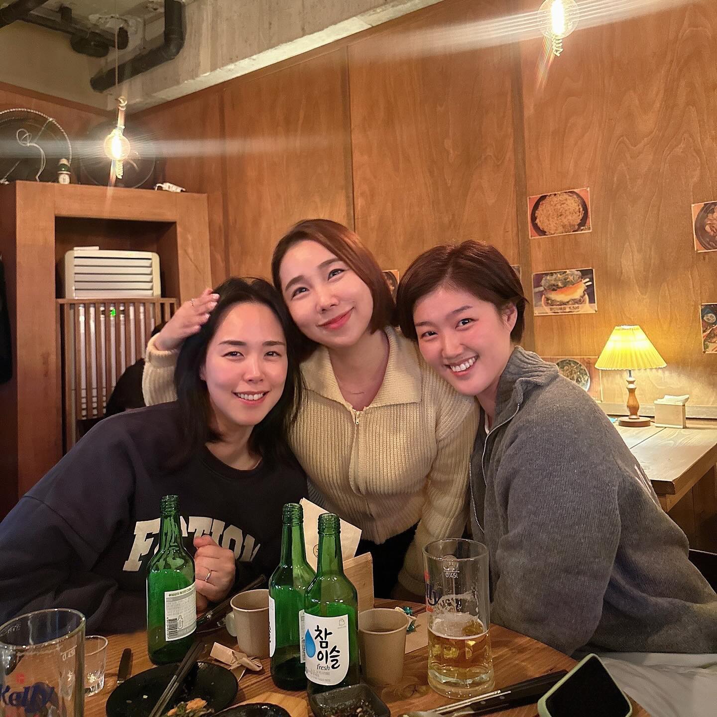 -

울 친정언니 생파♥️ 
서로 챙겨주고 서로 사랑하는 42 ㅋㅋ

애들다맡기고 아빠엄마 여섯 크로스
신나네 신나 🫶🏻
1차 쭈꾸미 거하게 먹고, 
분위기 좋은 곳에서 2차 치얼스😀
3차는 솔이집노래방 
집에못갈뻔했네ㅋㅋㅋㅋㅋㅋㅋ 

#엉가모모임 #한달에한번 #자유엄빠 #담달생일파티도ㄱㄱ #주말모임 #주말데이트 #귀한주말 #이러고일욜예배드리는녀자 🤣 #장기동쉬자