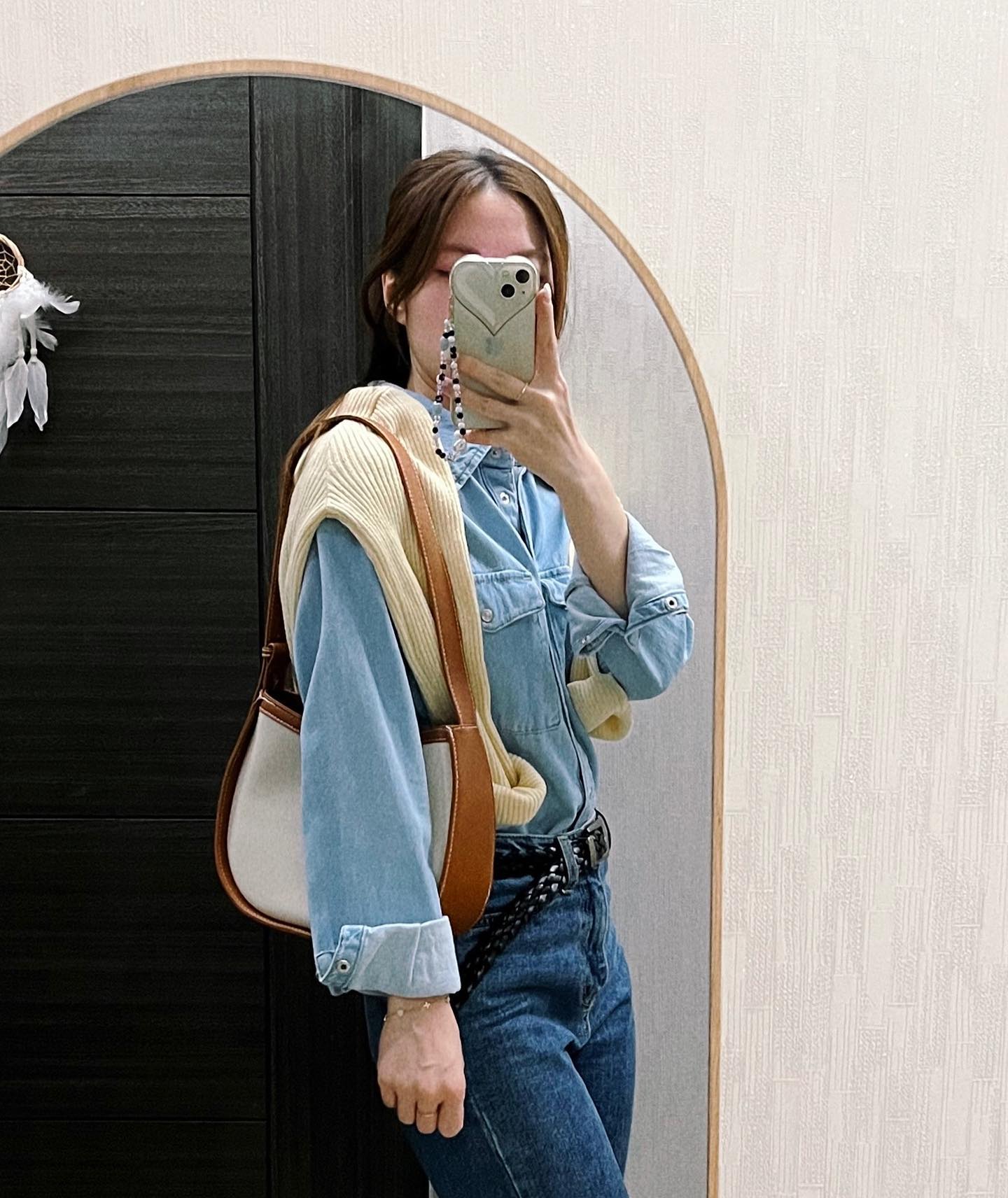 청청에 노랑포인트 걸쳐주면 화사함 두배되는 매직..👖🫧💛
⠀
밤낮 기온차 심할때는 무조건 등을따숩게..🧣!!

#청청코디 #가을코디룩추천 #가을가방추천