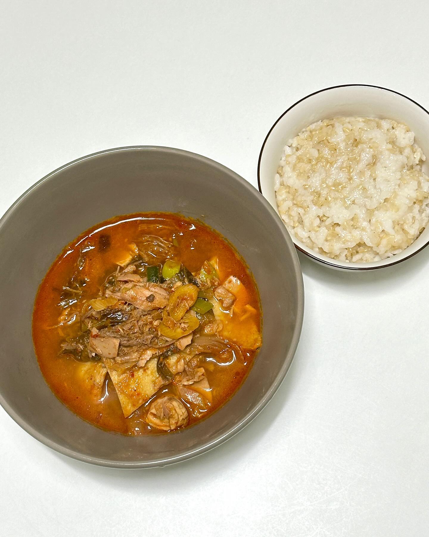 오늘의 메뉴 👉 참치찌개

스팸으로 요리하려다가 참치캔이 너무 많아서 메뉴를 급 변경한 참치찌개에요🤣🤣

냉장고에 어묵이 남아서 넣어 끓였더니 어묵 너무 맛있네요😋

👉 참치찌개 레시피
재료 - 참치캔 1개, 파 1대, 김치 1/2컵(종이컵), 사골육수 200ml, 간장 1스푼, 고추장 1/2스푼, 설탕 2스푼, 소금 1/2스푼, 다시다 1/3스푼

👉 조리과정
1️⃣
- 김치를 잘게 썰어주세요.
- 파를 어슷썰어주세요.
- 어묵을 먹기 좋게 썰어주세요.

2️⃣
- 팬에 참치캔 기름을 부어주세요.
- 김치와 고추장, 간장을 넣어 볶아주세요.
- 기름이 졸아들때쯤 사골육수를 부어주세요.
- 끓으면 참치와 파를 넣어주세요.
- 설탕, 소금, 다시다를 넣고 끓여주면 완성🙌🙌

#참치찌개 #김치찌개 #찌개 #찌개레시피 #집밥 #집밥레시피 #저녁 #저녁밥 #한끼