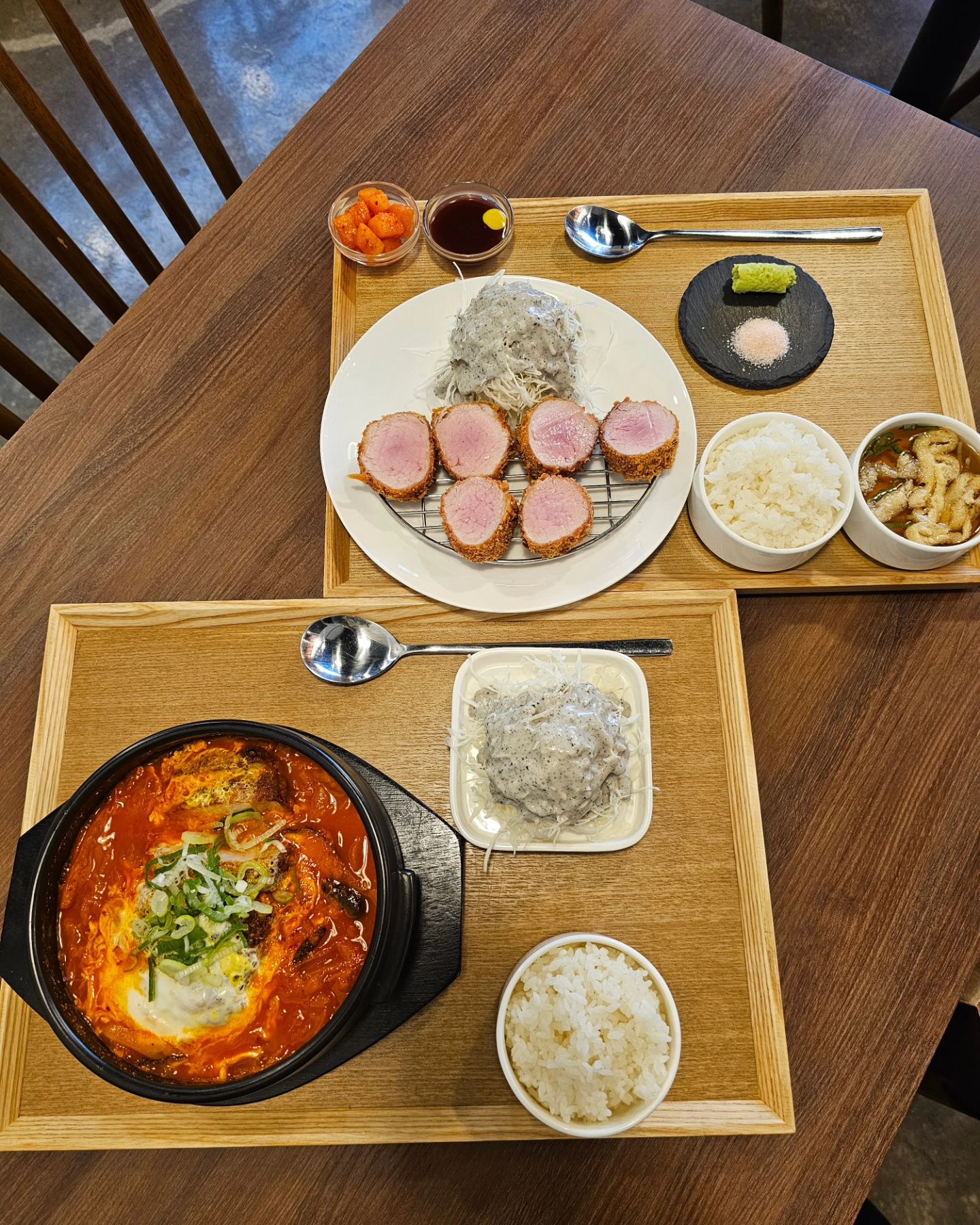 #협찬

🍽️ 학동사거리 근처 돈까스 맛집 추천!

🔹 안심카츠: 부드러운 안심에 육즙 한가득~ 소금에 살짝 찍어 와사비 올려 먹는 맛이 일품👌
🔹 김치카츠나베: 김치찌개를 먹는 듯한 매콤 얼큰한 국물이 끝내줘요🤤

골목안 상권으로 직장인들도 많이 방문하는 조용하고 혼밥하기 좋은 곳💼

📍 시올돈 논현점
📌 서울 강남구 언주로 150길 16 1층
⏰ 월-금 11:00-20:00 (브레이크타임 14:30-17:30)
⏰ 토 11:30-15:30
❌ 일요일 휴무 🚫

 #시올돈논현점 #학동사거리맛집 #학동사거리점심 #학동사거리돈까스 #도산공원맛집 #도산공원점심 #도산공원돈까스 #압구정로데오맛집 #압구정로데오혼밥 #압구정로데오점심 #압구정로데오돈까스 #강남구청맛집