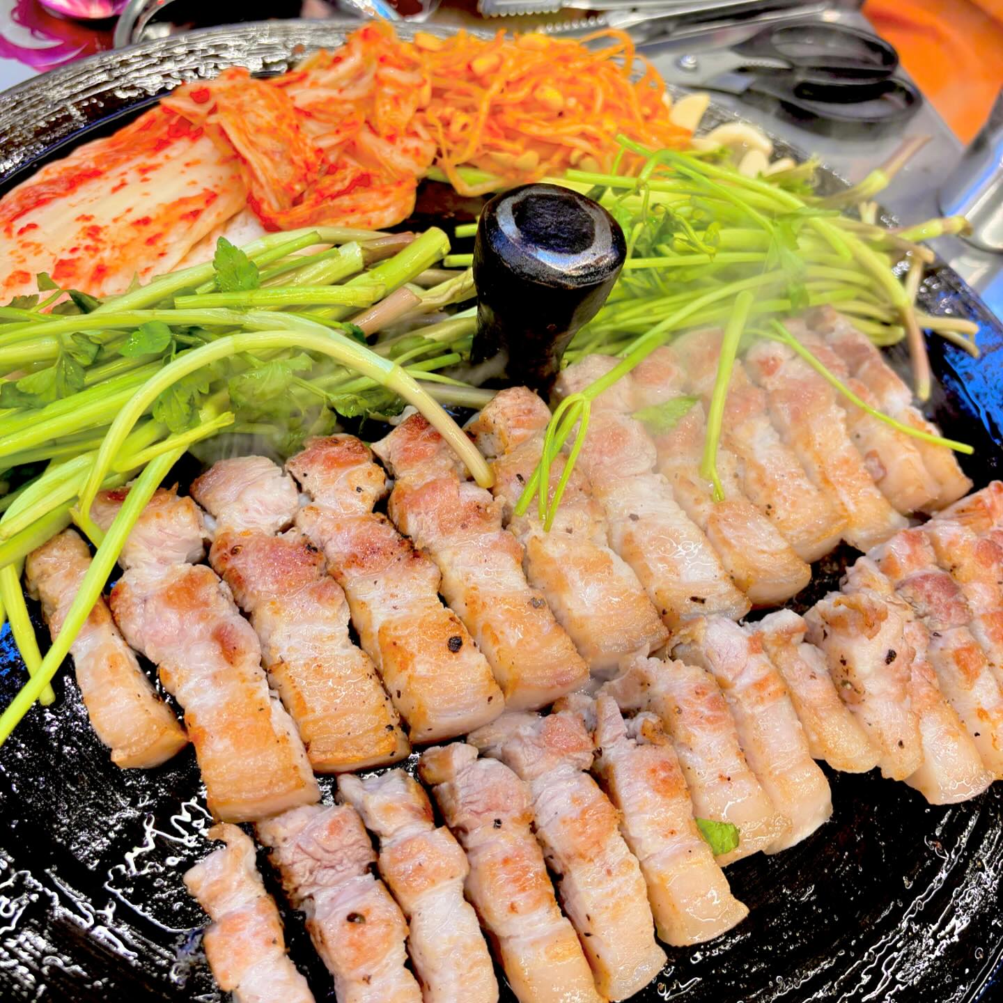 ✅청라 목구멍
“숙성이고 나발이고 좋은 고기가 맛있습니다“ 인정!👍🏻
고기가 진짜 일단 맛있습니다🤤🤤
쫄깃하고 고소하니 아주 술이 술술술 들어가더라용😆💗
고기도 다 구워주시고 미나리를 고기향 입혀서 올려주시더라고용
신기했고 김치랑 콩나물까지 야무지게 올려서 먹었답니당
사장님 자부심을 인정했던 날이었어요ㅎㅎㅎ👍🏻👍🏻
.
📍목구멍 인천청라점
영업시간 : 15:30~ 23:30 (23시 라스트 오더)
미박삼겹살 13.0 / 특목살 13.0 / 갈비본살 19.0
.
#먹팔 #먹스타 #먹스타그램 #소통 #일상 #데일리 #좋아요 #팔로우 #좋반 #청라 #맛집 #청라맛집 #고기 #jmt #daily #food #pork #like #likesforlike