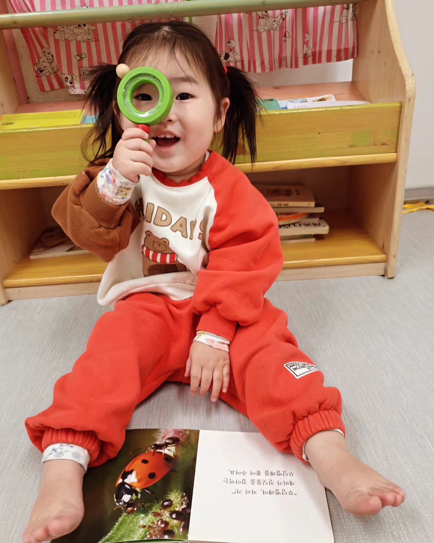 오빠 잡는 해또리🥲

찬슬이가 등빨이 좀 있어서 해또리를 혹시 때리거나 할까바 걱정했는데
걱정이 무색하게 맞고 우는건 찬슬이🥹

욕심많은 해또리는 오빠가 잘 놀고있는 장난감 뺏어서 도망가기 1등!!ㅋㅋ
찬슬이가 돌려달라고 하고 가져가면 기어코 쫒아가서 
오빠 때리고옴🥲 그리고는 항상 찬슬이 뿌애애앵~~~~~😭😭

맨날 이러고 싸우는데...,괜찮은거 맞는건지..참ㅜㅜ

찬슬이가 불쌍해서 자꾸 안아주게되는데 이것도 해또리는 질투심을 부추기는 행동이라..어렵다 어려워😂😂

귀엽게 생겨서 자꾸 싸우면 어뜨케ㅜㅜ
마음약한 오빠 울리지마🥲🥲

#오빠이기는동생 
#휴 
#남매는
#원래이런가요
